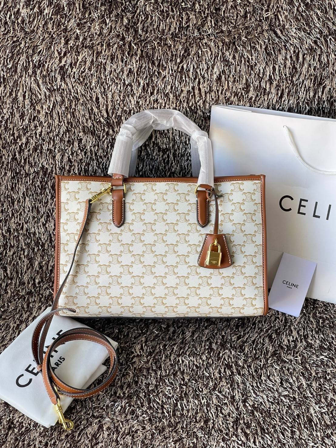 Celine Horizontal Cabas In Triomphe Canvas / Celine tote bag สายชอบพกของเยอะ ต้องหยิบของในกระเป๋าบ่อย รุ่นนี้ก็เป็นอีกตัวเลือกที่น่าสนใจค่ะ เพราะนอกจากจะจุของได้เยอะแล้วดีไซน์ยังเรียบสวยมีกลิ่นอายความวินเทจ อีกทั้งขนาดกระเป๋าใหญ่กำลังดีไม่เกะกะ เคลื่อนไหว