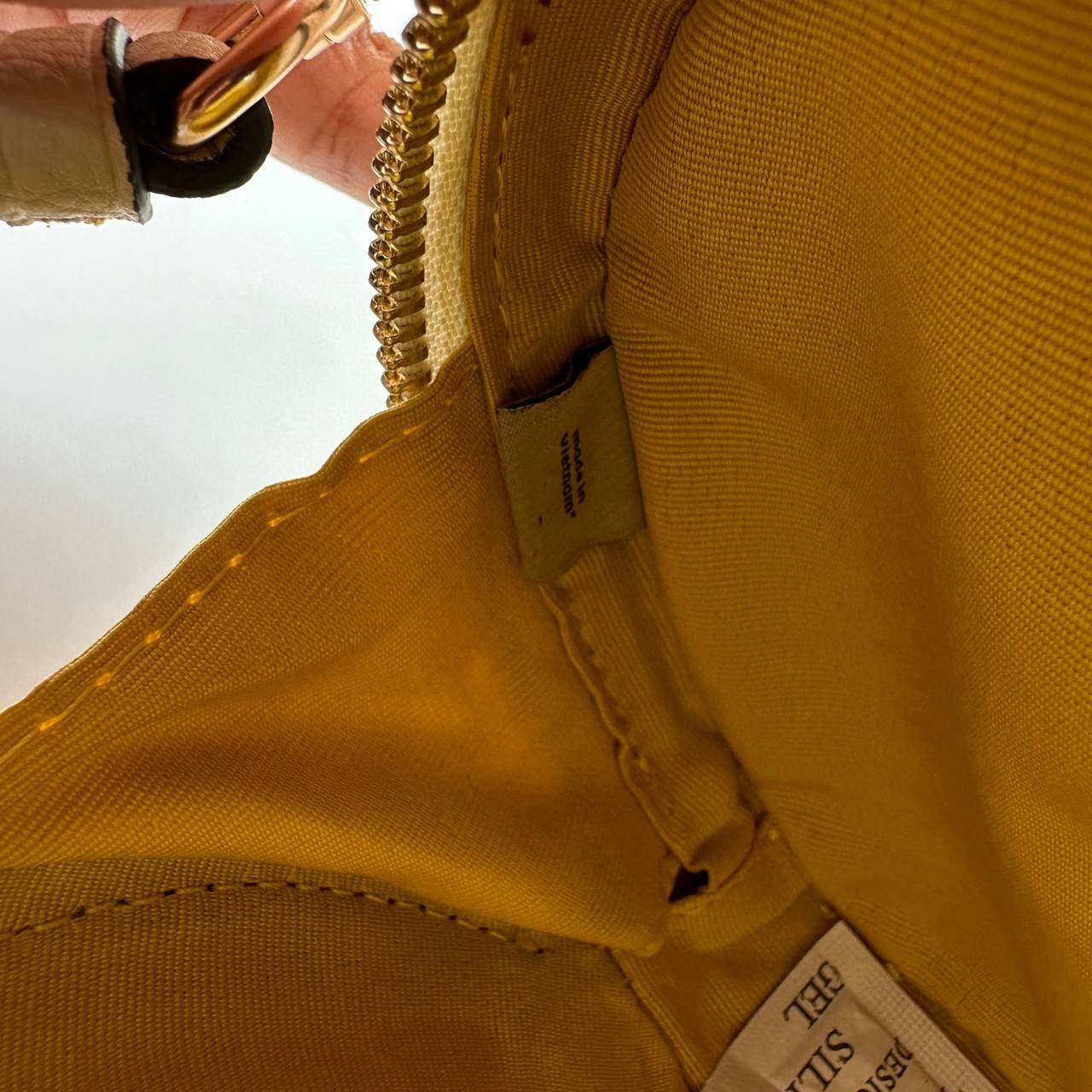 COACH X PEANUTS CANTEEN CROSSBODY WITH SNOOPY PRESENT MOTIF (CE845,CF290) กระเป๋าสะพายข้างทรงกลมไซส์มินิ มีหูจับ วัสหนังแท้ ด้านหน้าโดดเด่นด้วยรูปการ์ตูนSnoopy