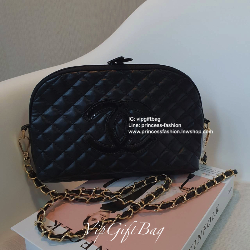 Chanel Clutch Bag With Chain VIP Gift ของแท้จาก Chanel Perfume Counter รุ่น Limited วัสดุหนังเรียบลายตารางเปิดปิดด้วยซิปแบรนด์อะไหล่ทอง ขนาดกำลังดี น้ำหนักเบา ภายในมีโลโก้และช่องซิป มาพร้อมสายสะพายโซ่ร้อยหนังถอดออกได้ ใส่กระเป๋าสตางค์ยาว + มือถือได้ทุกรุ่