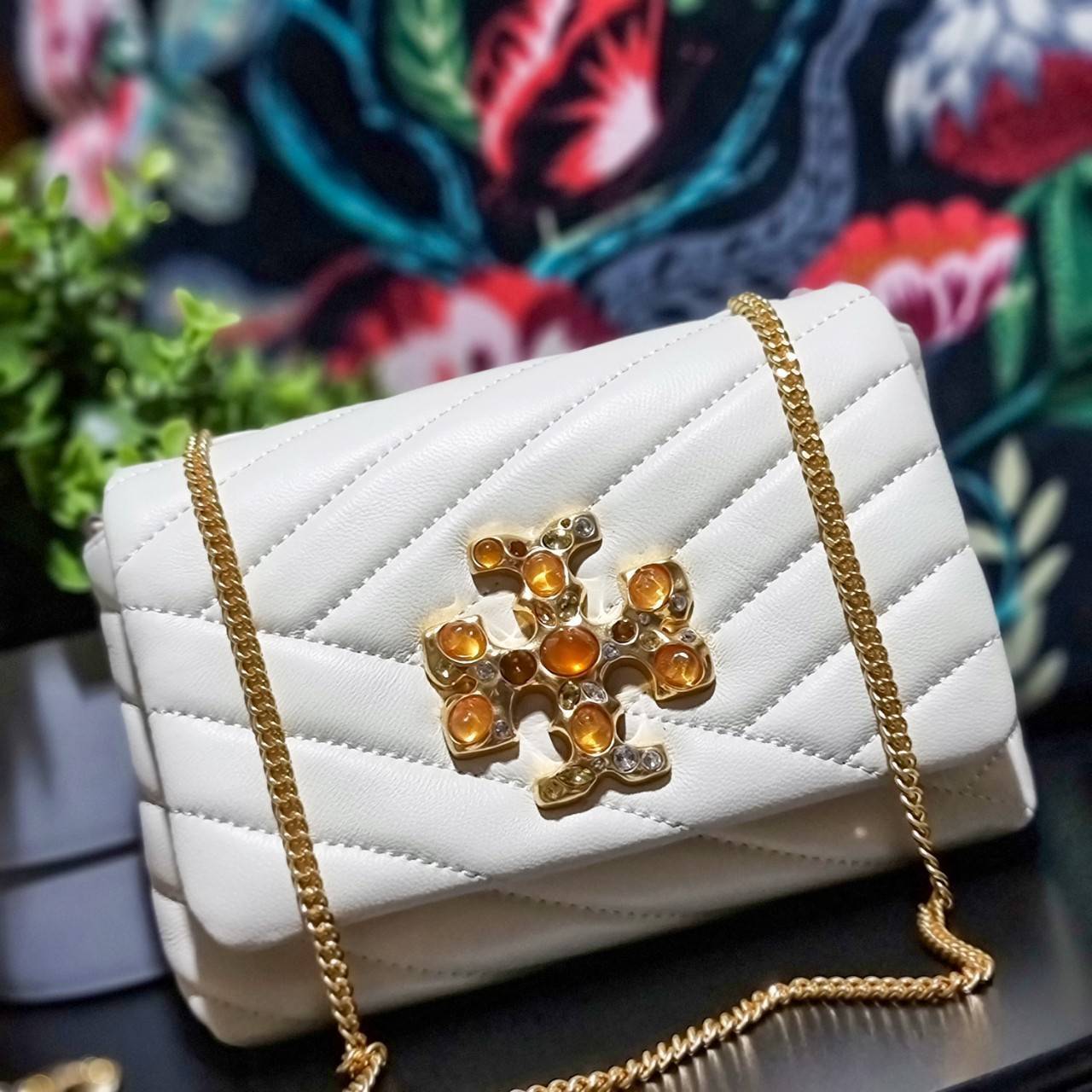 TORY BURCH KIRA CHEVRON EMBELLISHED LOGO MINI BAG ตามคำเรียกร้องจ้า!! ไซส์มินิ สะดวกใช้ พกพาง่าย สไตล์คุณหนู!! กระเป๋าสะพายข้าง ดีไซน์ทรงคลาสสิค โดดเด่นด้วยโลโก้ดีไซน์ประดับเม็ดสี เพิ่มมูลค่าและดึงดูดสายตามากขึ้น วัสดุหนังแกะ สัมผัสนิ่มมือ เปิด-ปิดด้วยกระ