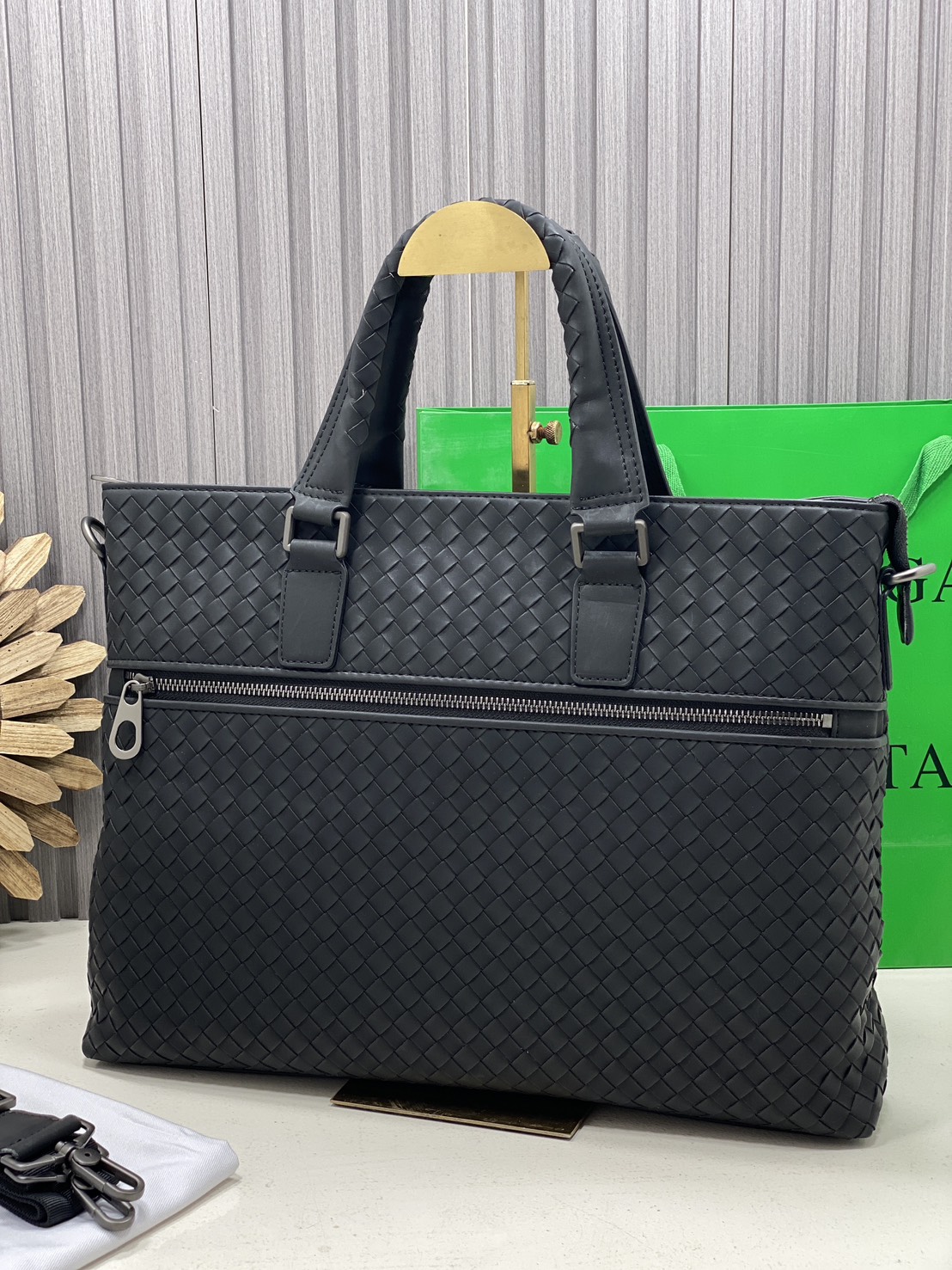 ORI หนังแท้ | Bottega Veneta Getaway Briefcase / Bottega Messenger Bag กระเป๋าใส่เอกสาร กระเป๋าทรงแมสเซ็นเจอร์ สวยเรียบหรูคลาสสิกเป็นเอกลักษณ์ โดดเด่นด้วยงานสานตาราง ดีไซน์เรียบง่าย แต่ดูแพง