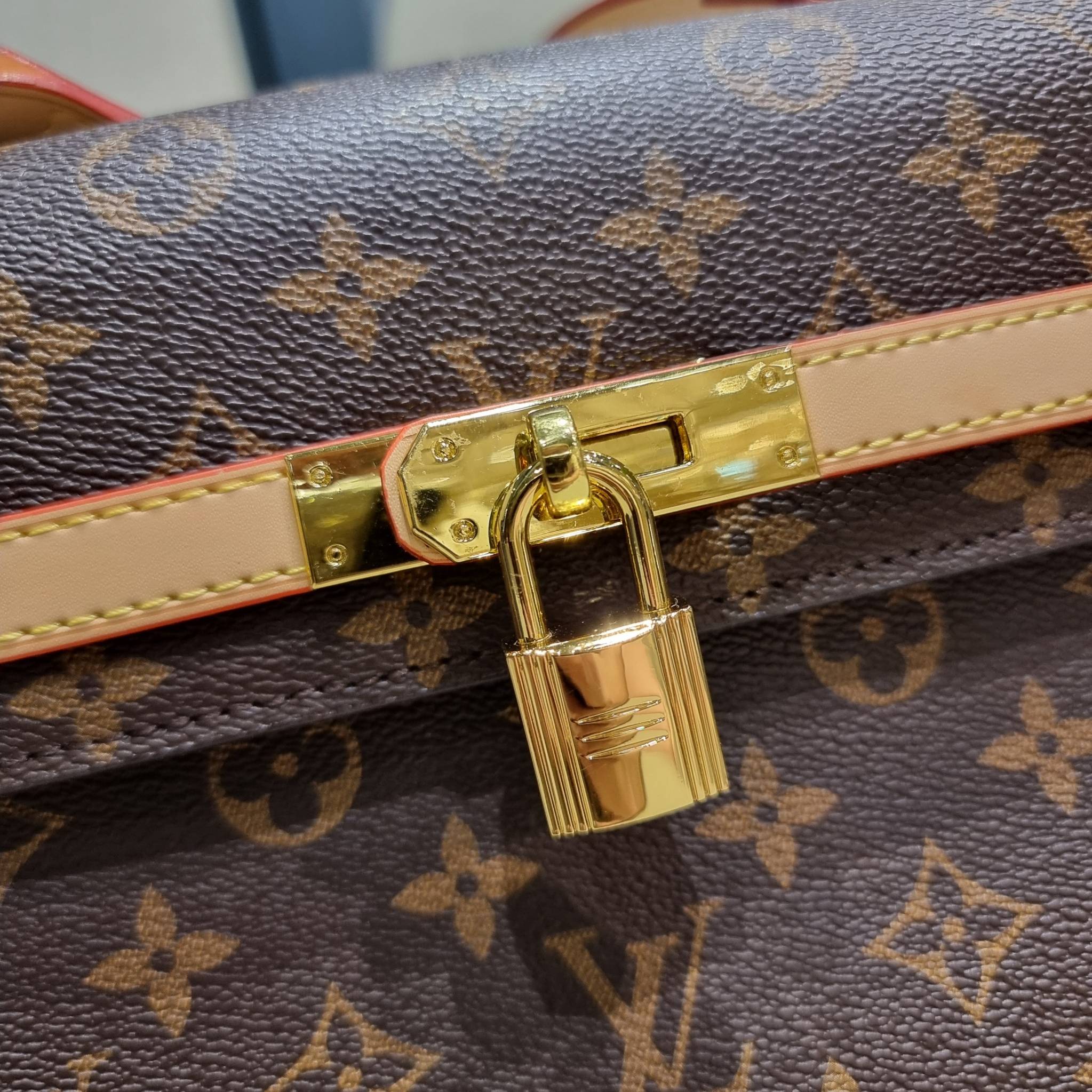 LV MONOGRAM SHOULDER BAG กระเป๋าสะพายทรงสวย ใบใหญ่กำลังดี รับรองว่าจุจริง ดีไซน์สายคาดตกแต่ง และปรับทรงได้ เพิ่มดีเทลให้กระเป๋าดูมีลูกเล่นขึ้น วัสดุหนังแคนวาส มาพร้อมหูจับในตัว และยังมีสายครอสสปอร์ตให้อีกเส้น เปิด-ปิดด้วยอะไหล่บิดล็อค ภายในโล่งกว้างมาก ใส