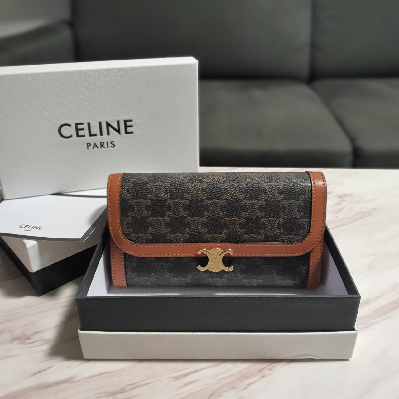CELINE WOC BAG VIP GIFT WITH PURCHASE (GWP) พรีเมี่ยมกิ๊ฟ Limited Edition จาก PERFUME DUTYFREE COUNTER กระเป๋าทรง WOC ใช้ได้ทั้งกระเป๋าสตางค์ คลัช และครอสบอดี้ วัสดุหนังทั้งใบ ด้านในเปิดปิดด้วยกระดุม มีช่องใส่ธนบัตรใหญ่2ช่องและช่องซิปกลาง1ช่อง ใส่บัตรได้ห