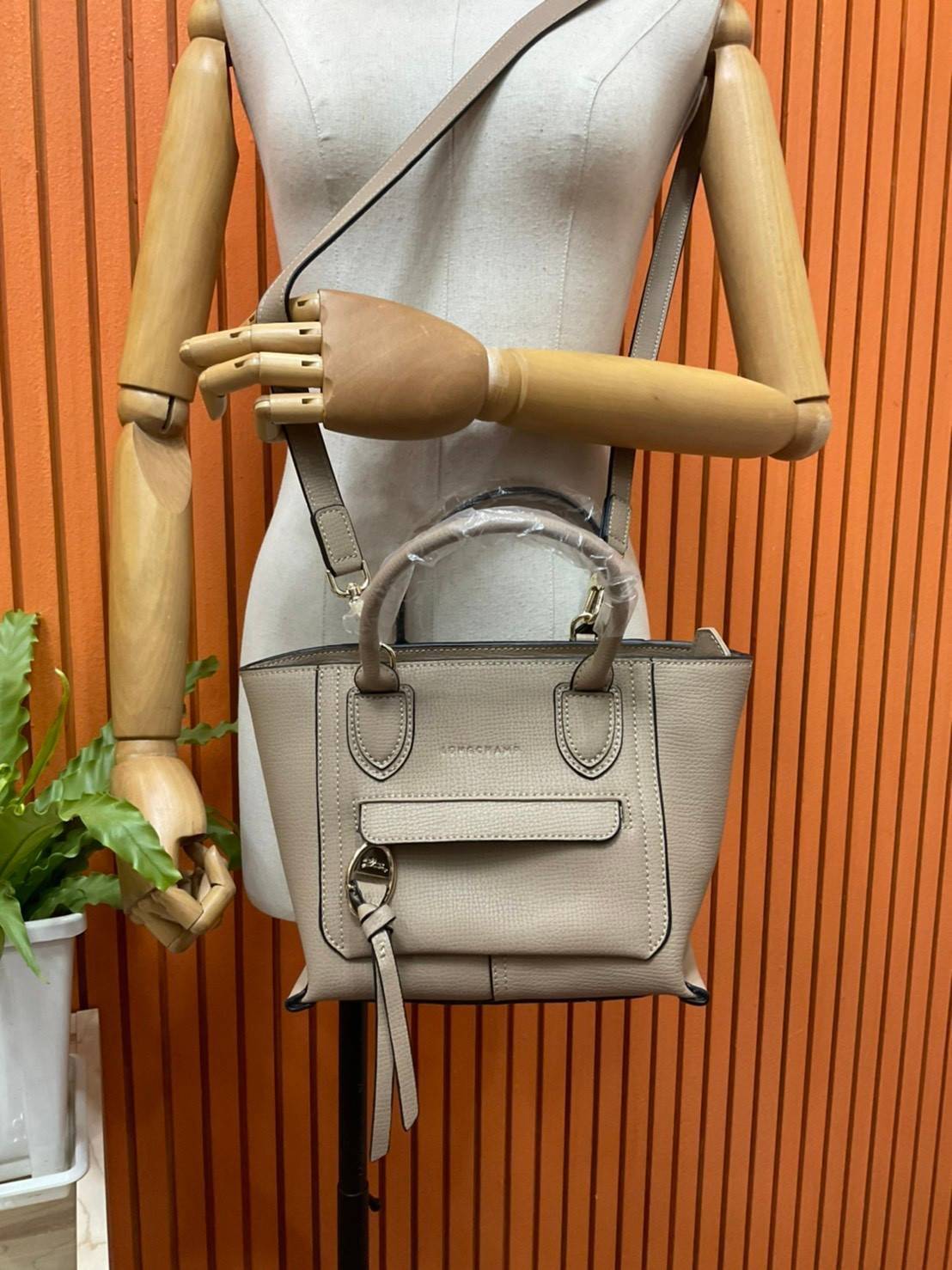 ของแท้ 💯% LONGCHAMP MINI MAILBOX TOP HANDLE BAG กระเป๋าถือ/Crossbody รุ่นหายาก!! รุ่นใหม่ล่าสุด ดีไซน์ด้วยเส้นด้ายที่ดูโฉบเฉี่ยว และ รูปทรงสี่เหลี่ยมคางหมู ทรงสวยโดดเด่น