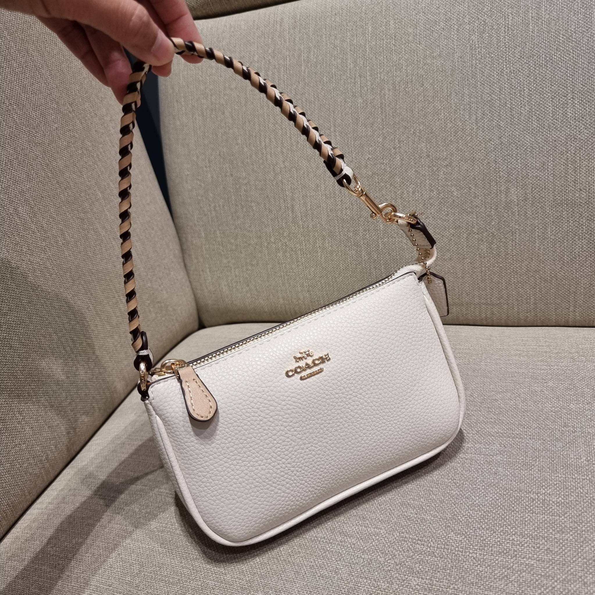 COACH C4233 NOLITA 19 WITH WHIPSTITCH คอลเลคชั่น rare item น่ารักน่าใช้ ในสไตล์คลาสสิค กระเป๋าทรงพอชขนาดมินิ ที่สามารถสะพายไหล่ และกึ่งคล้องมือใช้ได้ 2 สไตล์ ปรับสายให้มาเกี่ยวฝั่งเดียวเพื่อใช้เป็นคล้องมือ หรือปรับเกี่ยวอีกฝั่งใช้คล้องแขน คล้องไหล่ก็เก๋มา