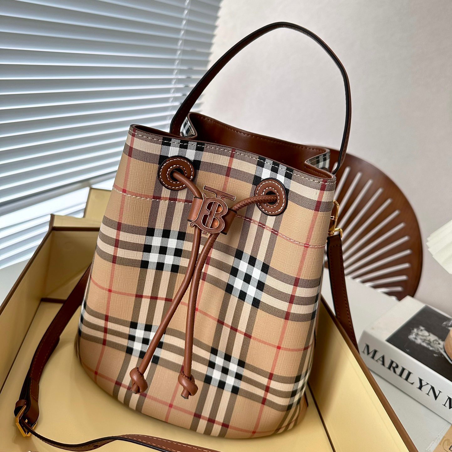 BURBERRY MONOGRAM BUCKET BAG กระเป๋าถือ กระเป๋าสะพายครอสบอดี้ วัสดุหนังพิมลาย MONOGRAM วินเทจ เปิดปิดด้วยตัวรูดปิดปากแบบขนมจีบ ประดับสัญลักษณ์สุดหรู ด้านในเป็นช่องใส่ของขนาดใหญ่ พร้อมช่องแยกใส่ของจุกจิก