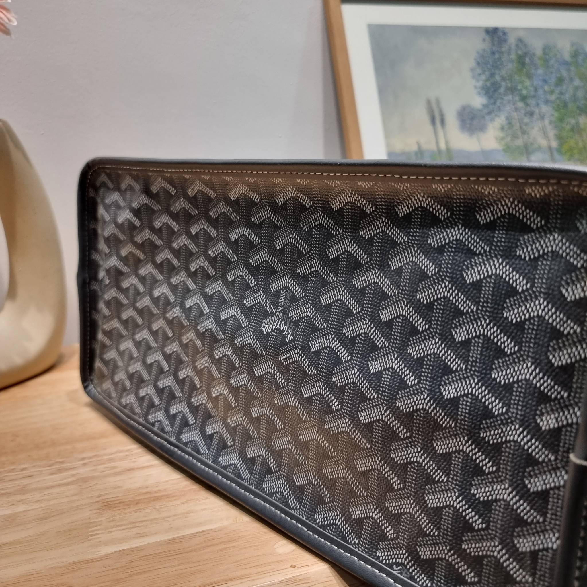 GOYARD ANJOU REVERSIBLE TOTE กระเป๋าสะพายทรงโท้ท ใบใหญ่จุใจ!! กลับด้านใช้ได้ทั้ง 2 ด้าน มาครบสีขายดี เลิศทุกสี รูปทรงคลาสสิค ดีไซน์เป็นเอกลักษณ์ ใช้งานได้หลากหลาย สามารถกลับด้านใช้ได้แบบไม่มีเบื่อ วัสดุหนังแคนวาสพิมพ์ลายสวยคม