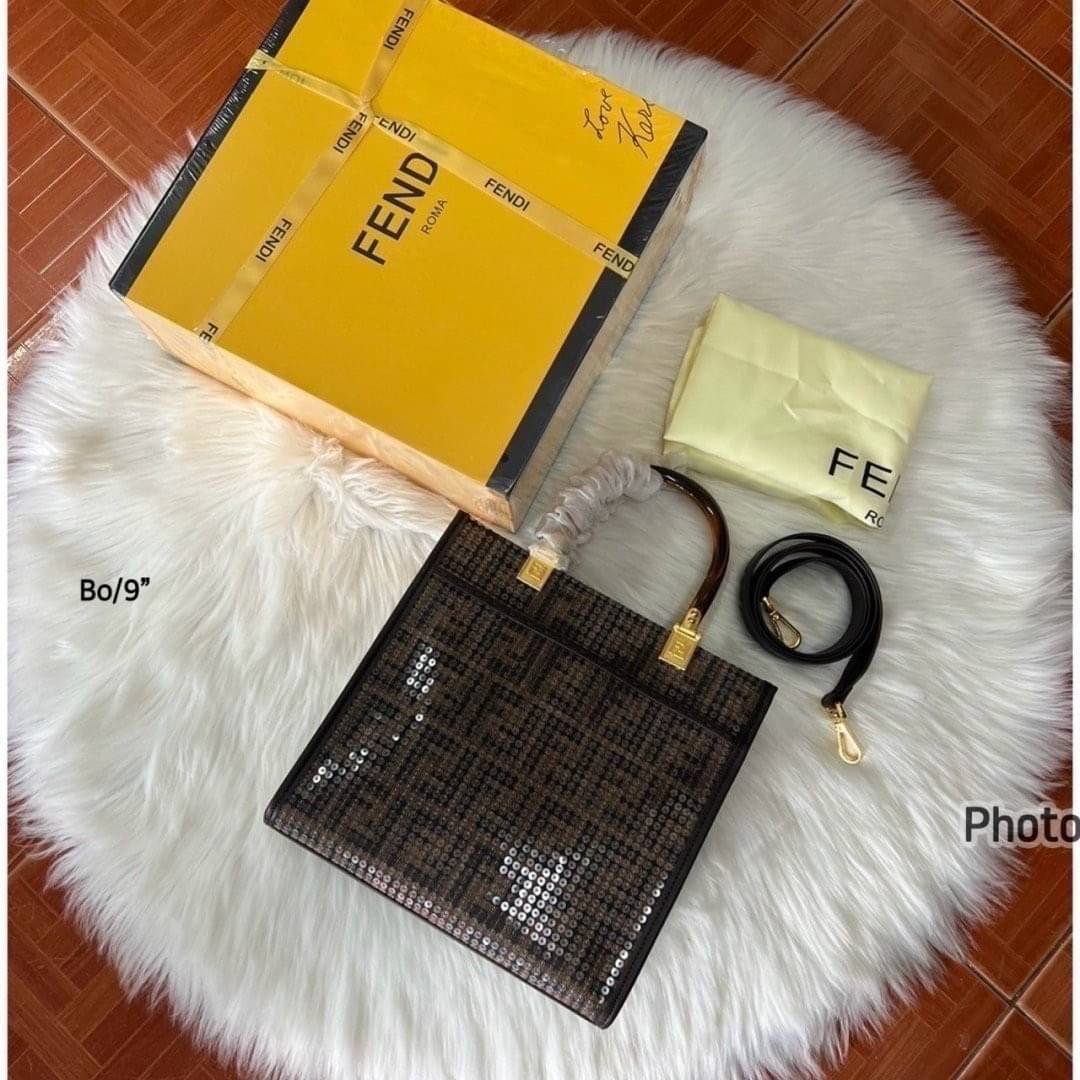 FENDI Sunshine Tote Sequins Shopper Bag กระเป๋าทรงโท้ทปักเลื่อมแวววาวเต็มใบ รุ่นใหม่สวยหรู ทรงตั้งสวยอยู่ทรง สวยหรูดูแพง ภายในโล่งกว้าง ใบขนาดกำลังสวยใช้งานง่าย สะดวกสุดๆ ใบจริงการันตีสวยเกินเบอร์!! ไม่ผิดหวังจ้า