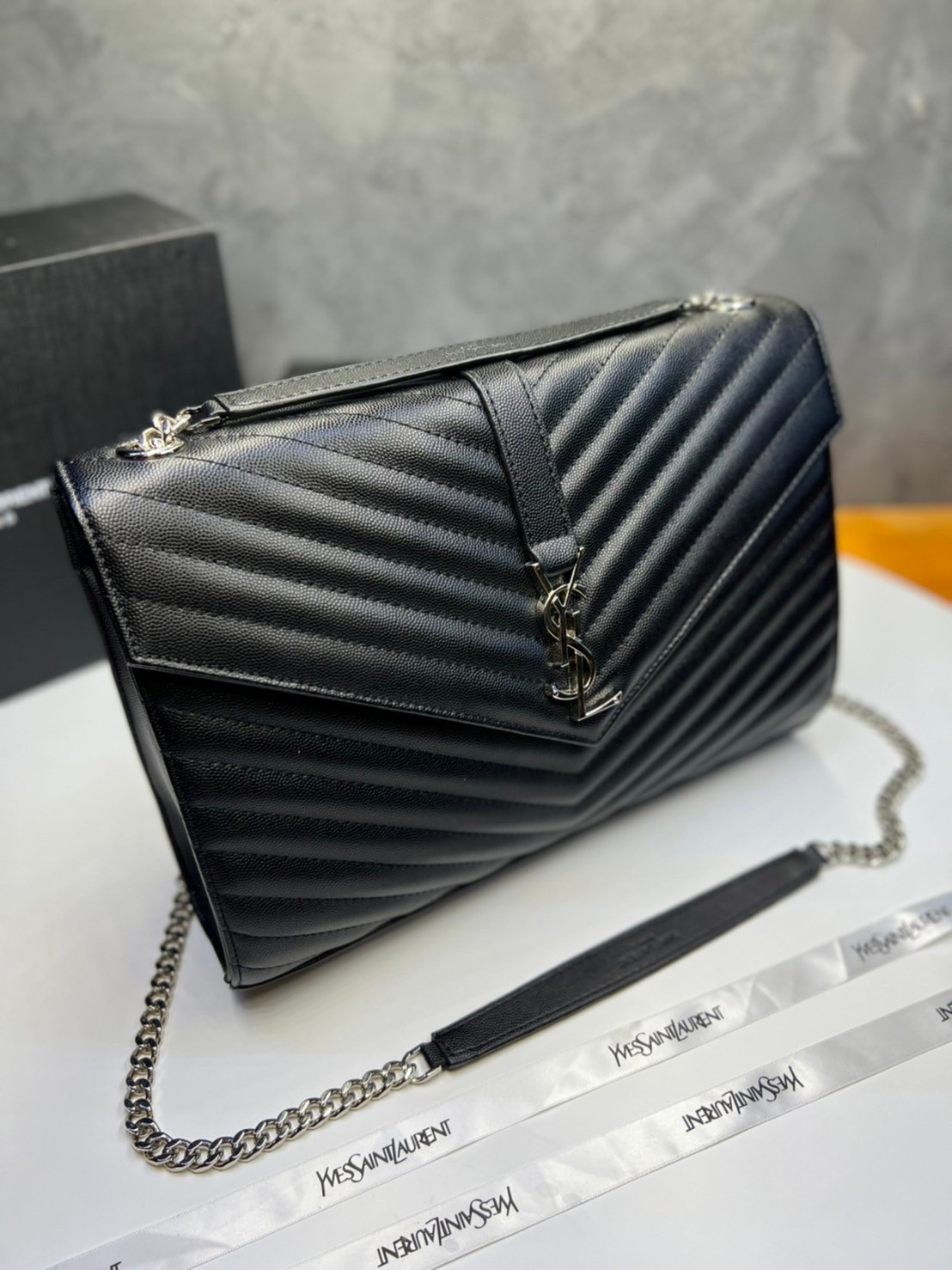 หนังแท้ YSL college large chain bag in quilted leather 30cm กระเป๋าสะพายใบใหญ่ ดีไซน์ทรงสวยหรู ตอบโจทย์ได้ทุกสไตล์ ภาพสินค้าถ่ายจากงานขายจริง ใช้งานต่างประเทศได้