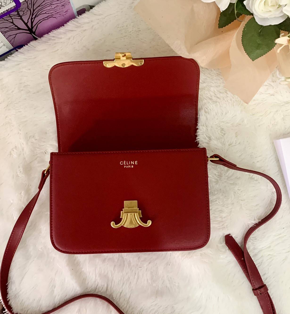 CELINE Medium Triomphe Bag In Shiny Calfskin Medium Triomphe Bag In Shiny Calfskin GIFT WITH PURCHASE (GWP) พรีเมี่ยมกิ๊ฟ Limited Edition จาก CELINE PERFUME DUTY FREE COUNTER วัสดุหนังแท้ (Calfskin) ซับในเป็นหนังแกะ (Lambskin) รูปทรงสี่เหลี่ยมผืนผ้า ขนาดก