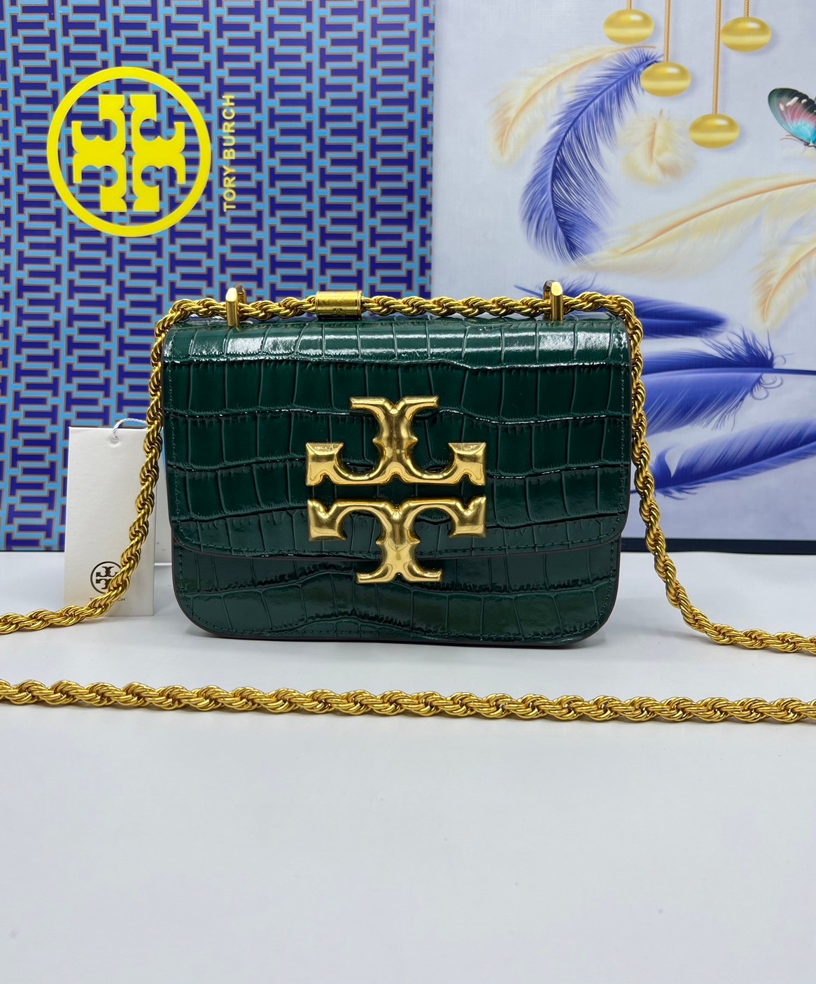 6 สี Tory Burch Croc Eleanor Small Bag / TORY BURCH ELEANOR CROC EMBOSSED LEATHER กระเป๋าสะพายหนังพิมพ์ลายจระเข้ ดีไซน์หรูหรา โด่นเด่นด้วยโลโก้แบรนด์อะไหล่ด้านหน้า และสายสะพายโลหะสีทอง