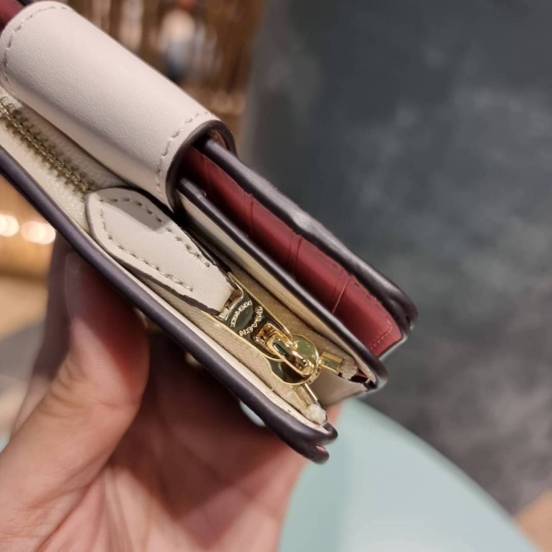 COACH C3375 MEDIUM CORNER ZIP WALLET IN SIGNATURE CANVAS WITH DAISY PRINT ดีไซน์ใหม่ล่าสุด!! คอลเลคชั่นลายพริ้นท์ เพิ่มลูกเล่นให้กระเป๋าสตางค์ของคุณ กับกระเป๋าสตางค์ใบกลาง ขนาดกำลังเหมาะมือ วัสดุหนังแคนวาส ดูแลรักษาง่าย มีช่องใส่บัตรและธนบัตรครบ และช่องซิ