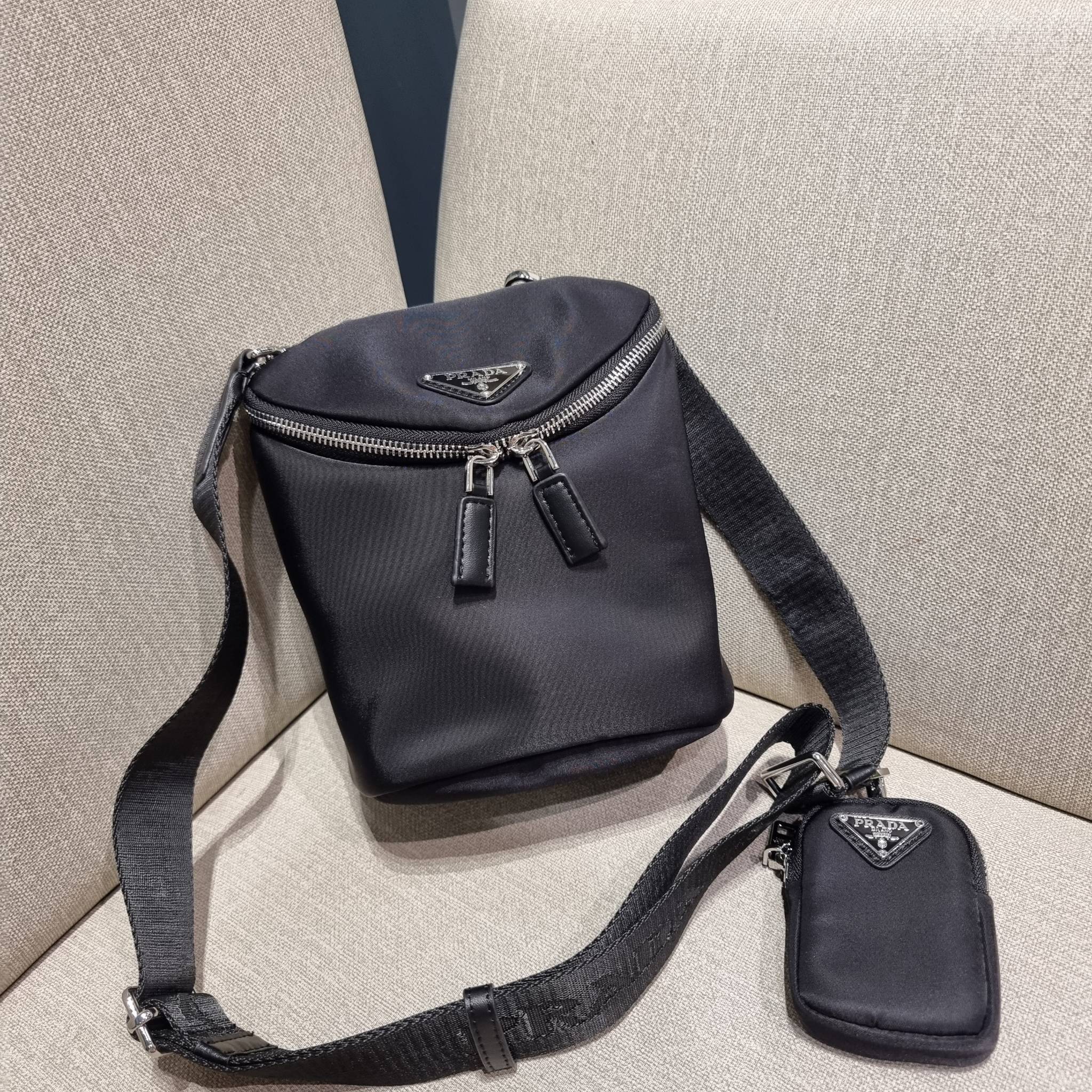 PRADA RE-NYLON AND LEATHER SHOULDER BAG ถึงเวลาของหนุ่มกันแล้ว!! ไอเท็ม best seller ที่เตรียมขึ้นแท่นรุ่นหายาก เท่ คูล ดูดี ไม่เกร่อ กระเป๋าสะพายข้าง รูปทรงเรขาคณิต ดีไซน์เรียบง่าย แต่มีความหรูในตัว วัสดุผ้าไนล่อนคุณภาพ พร้อมใบลูก ไว้ใส่เหรียญ ใส่กุญแจได้