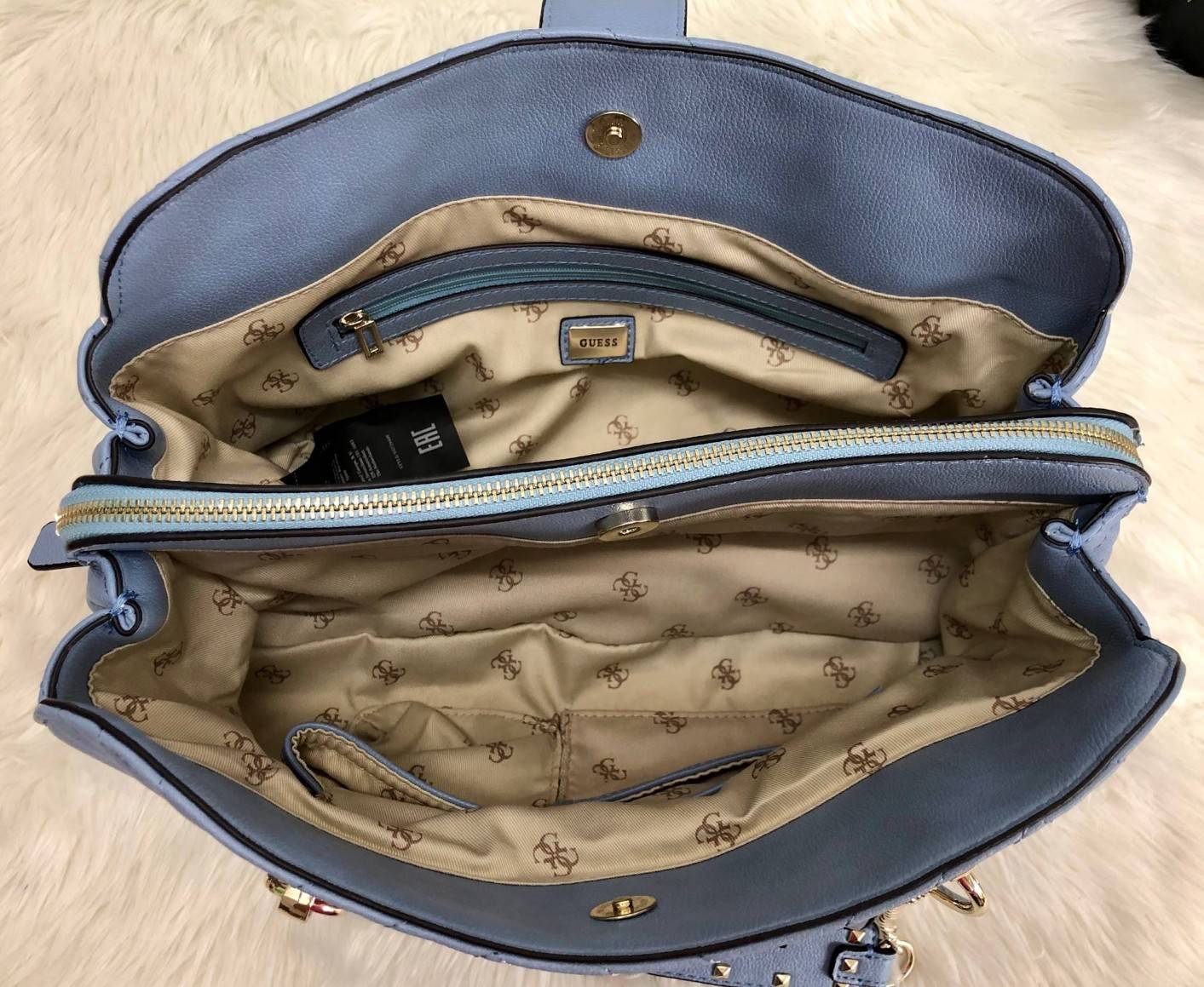 GUESS WOMEN’S VIOLET GIRLFRIEND SATCHEL SHOULDER BAG พร้อมส่งความสวยค่ะ!! กระเป๋าถือ สะพายไหล่ วัสดุเย้บหนังลายนวม หนังนิ่ม ทรงป่องสวยงามาก ด้านหน้าห้อยพวงพู่ยาวลงมาสวยมากๆทีเดียวค่ะ ปากกระเป๋าเปิดปิดแบบกระดุมแม่เหล็ก มีอะไหล่โลโก้แบรนด์หรู ช่องหลักแบ่ง เ