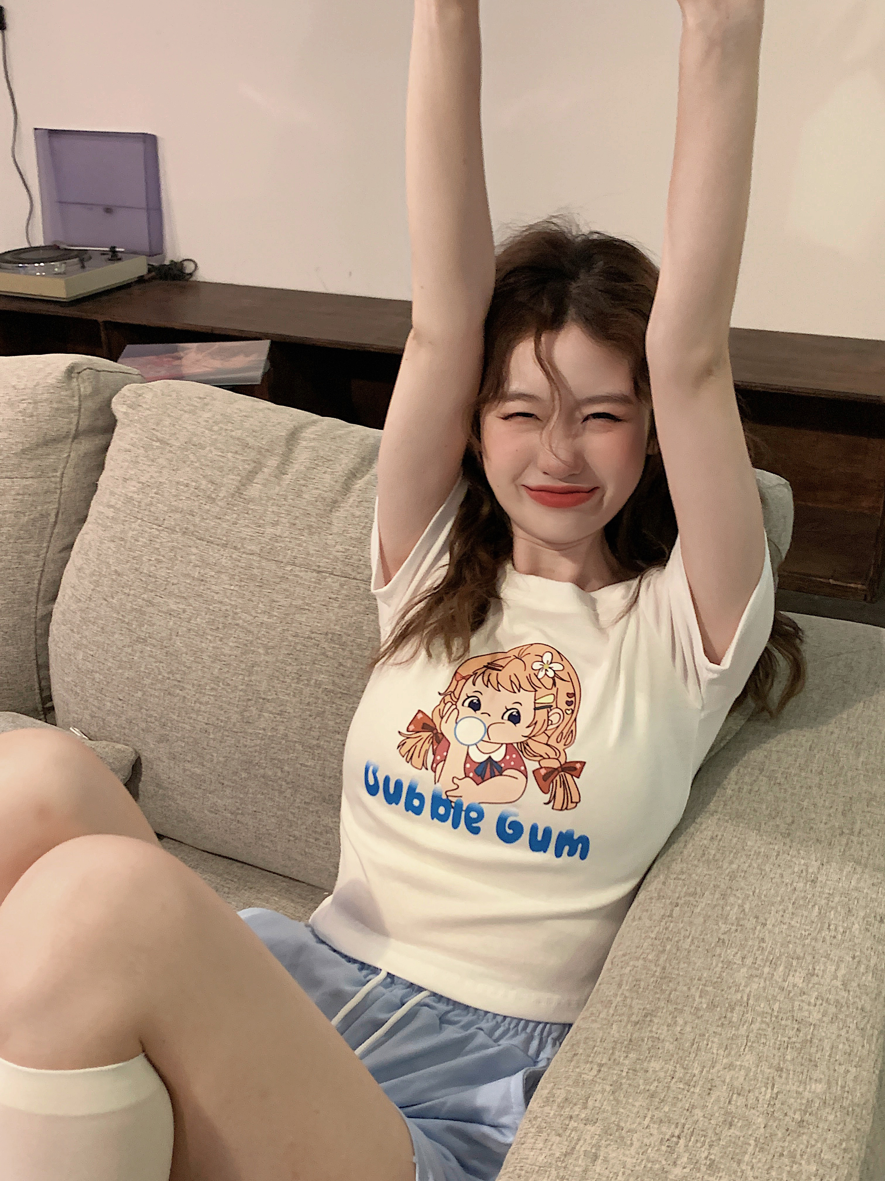 พร้อมส่ง 📝🎅🏻 Sweet gum blouse เสื้อสีครีมสกรีนลายเด็กสาว (37550)