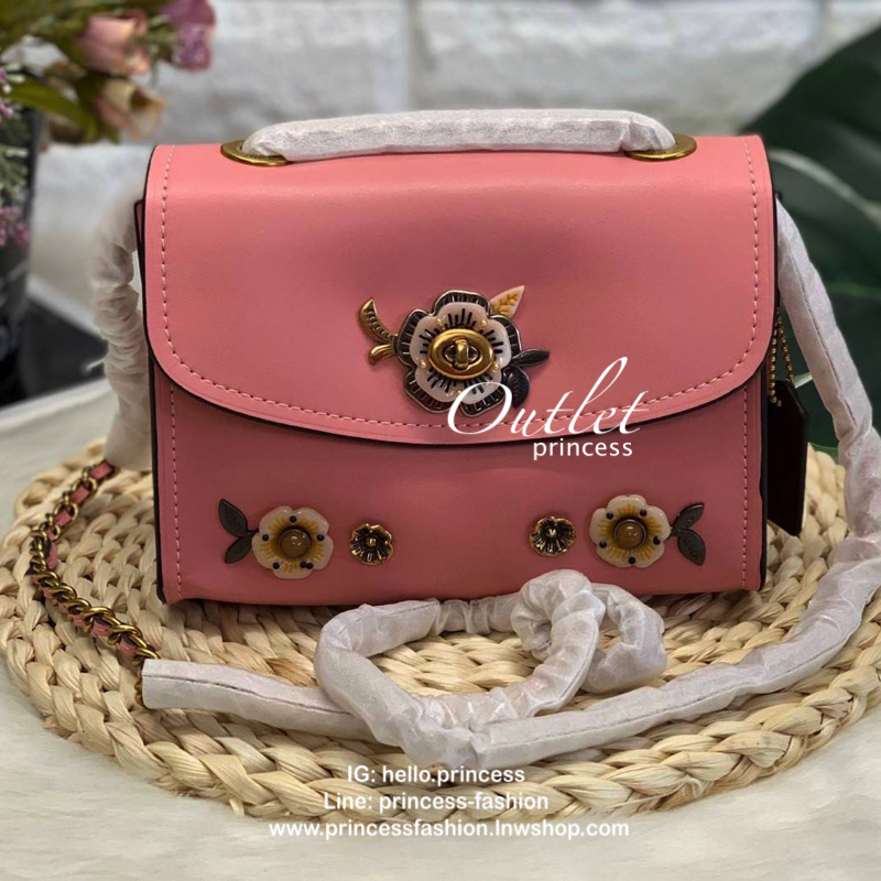 COACH PARKER MINI CROSSBODY BAG กระเป๋าสะพายจาก coach factory outlet วัสดุ pvc หนังนิ่ม ด้านหน้าแต่งอะไหล่สวย น่ารักค่ะ เปิดปิดกระเป๋าแบบหมุนล็อค ภายในสามารถใส่มือถือได้ทุกรุ่น;กระเป๋าสตางค์ใบสั้นได้ มีช่องเล็กใส่ของจุกจิกค่ะ ซัปในผ้ากึ่งกำมะหยี่นุ่มมือที