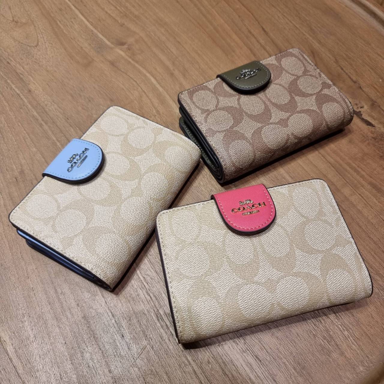 COACH C0082 MEDIUM CORNER ZIP WALLET IN SIGNATURE CANVAS ดีไซน์ใหม่ล่าสุด!! กระเป๋าสตางค์ใบกลาง 👛 ขนาดกำลังเหมาะมือ วัสดุหนังแคนวาสเคลือบลาย ดูแลรักษาง่าย มีช่องใส่บัตรและธนบัตรครบ และช่องซิปแยกไว้ใส่เหรียญ ครบเซ็ทแบบนี้เหมาะส่งต่อเป็นของขวัญที่สุ