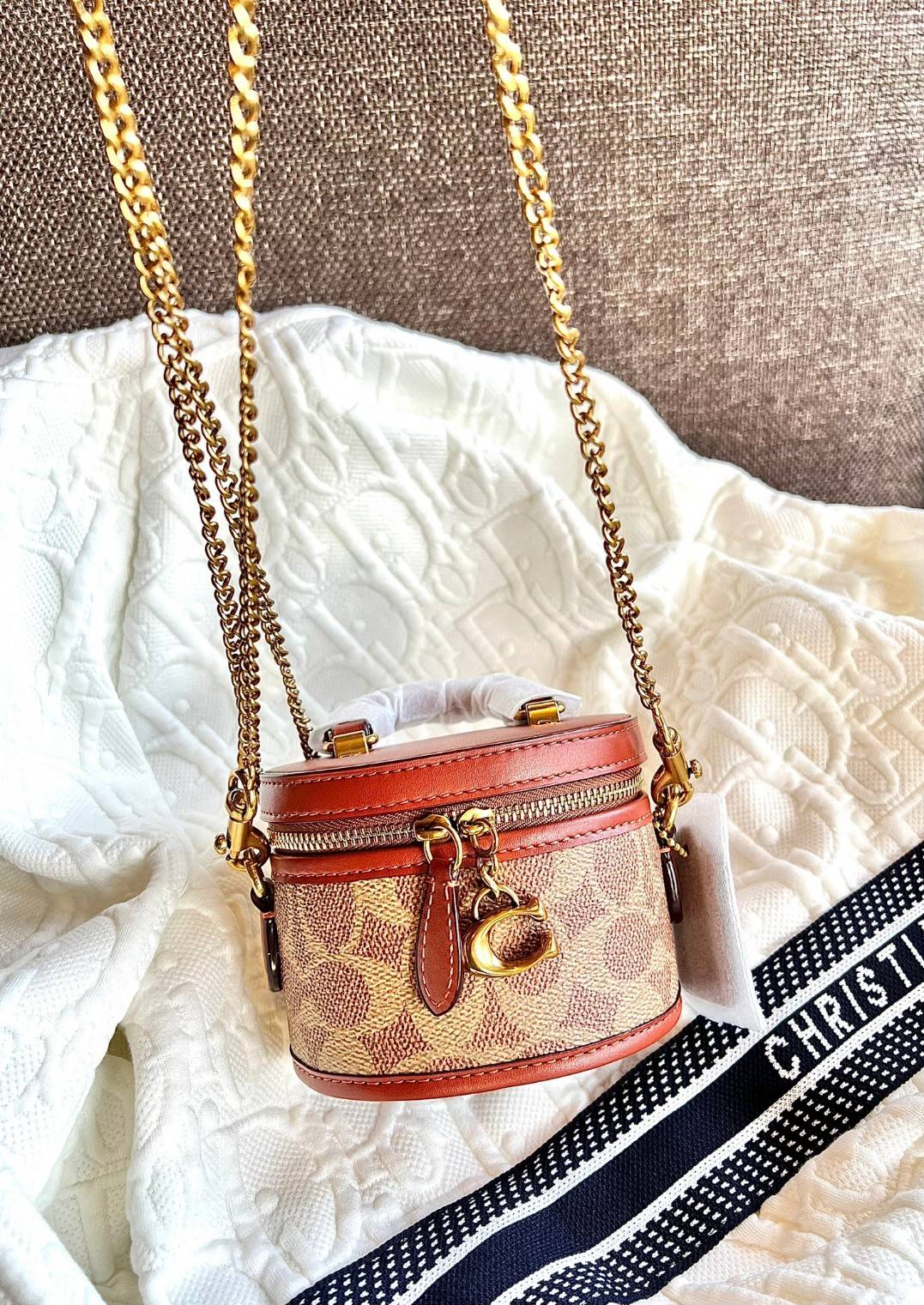 COACH TRAIL CROSSBODY 12 IN SIGNATURE CANVAS CE768 // CE769 มอบเป็นของขวัญปีนี้ รุ่นนี้ต้องเข้าแล้วล่ะคะ พร้อมส่งที่ไทยจำนวนจำกัด! ได้ล๊อตเปิดตัวราคาดีสุดมาค่ะ🎁มอบทันใช้ในช่วงเทศกาลปีใหม่นี้กันค่าา สวยไร้ที่ติ ✔️กระเป๋าใส่ของจำเป็นจุกจิก หน