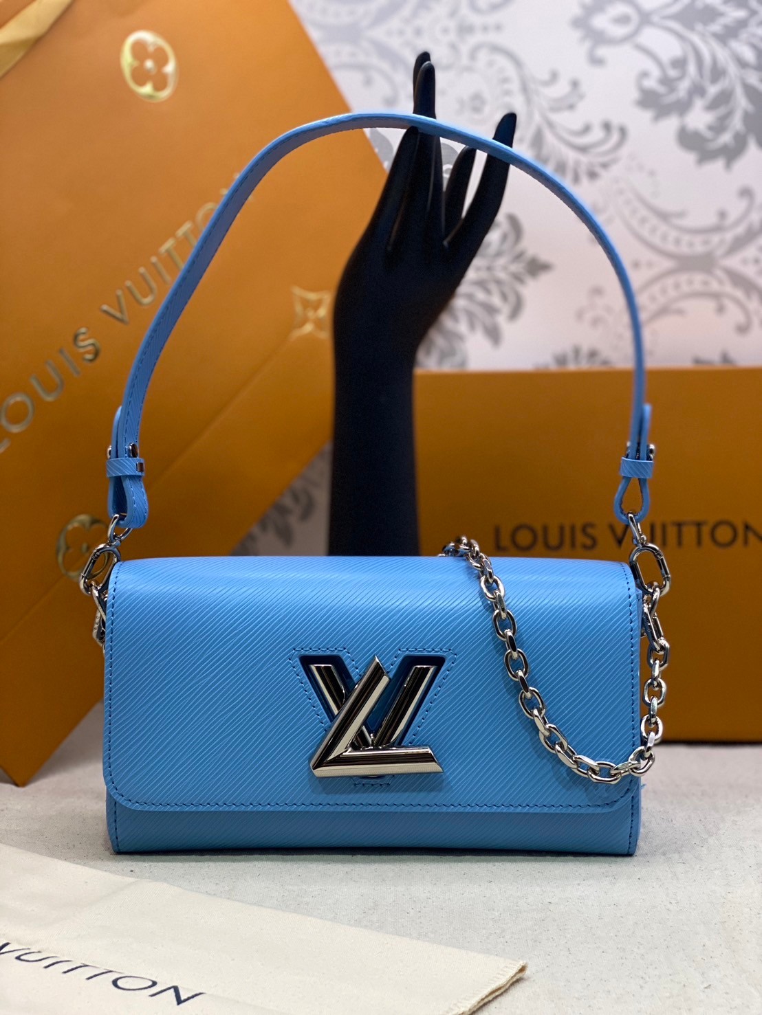 พร้อมส่ง 3 สี LV Twist Bag 24cm กระเป๋ารุ่นทวิสรูปทรงใหม่ หนัง Epi สุดไอคอนิกโลหะสีทองเงางาม เกรดออริจินอล 1:1 สลับแท้ ภาพถ่ายจากงานขายจริง ใช้งานต่างประเทศได้