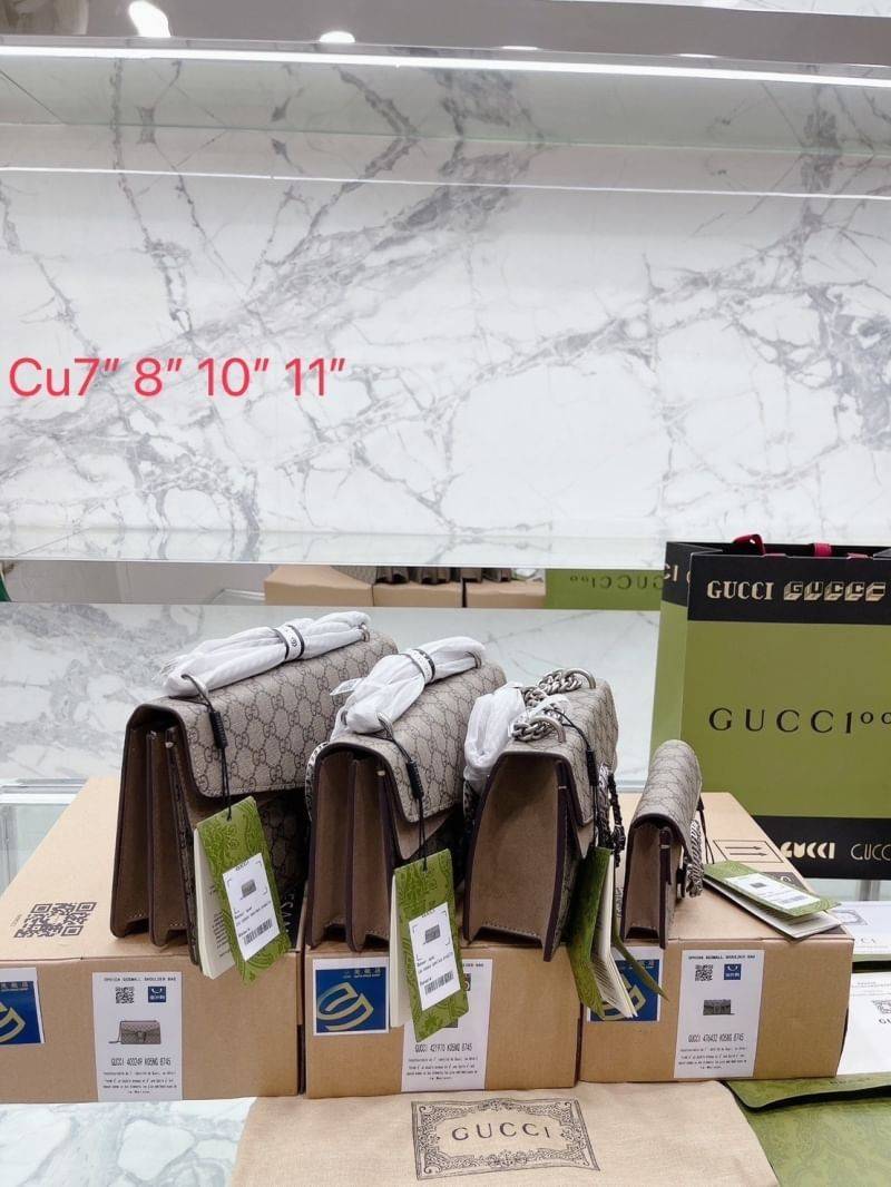 GUCCI Dionysus shoulder bag กระเป๋าสะพายดีไซส์วินเทจคลาสสิค รุ่นที่สาวๆควรไม่พลาด!! ดึงดูดและสะกดสายตาด้วยอะไหล่ดีเทลหรู สายสะพายปรับใช้ได้ 2 สไตล์ สะพายคู่ สะพายเดี่ยว ตามใจชอบ!! พร้อมเสิร์ฟให้ครบเซ็ท ในราคาที่สุดคุ้ม!!