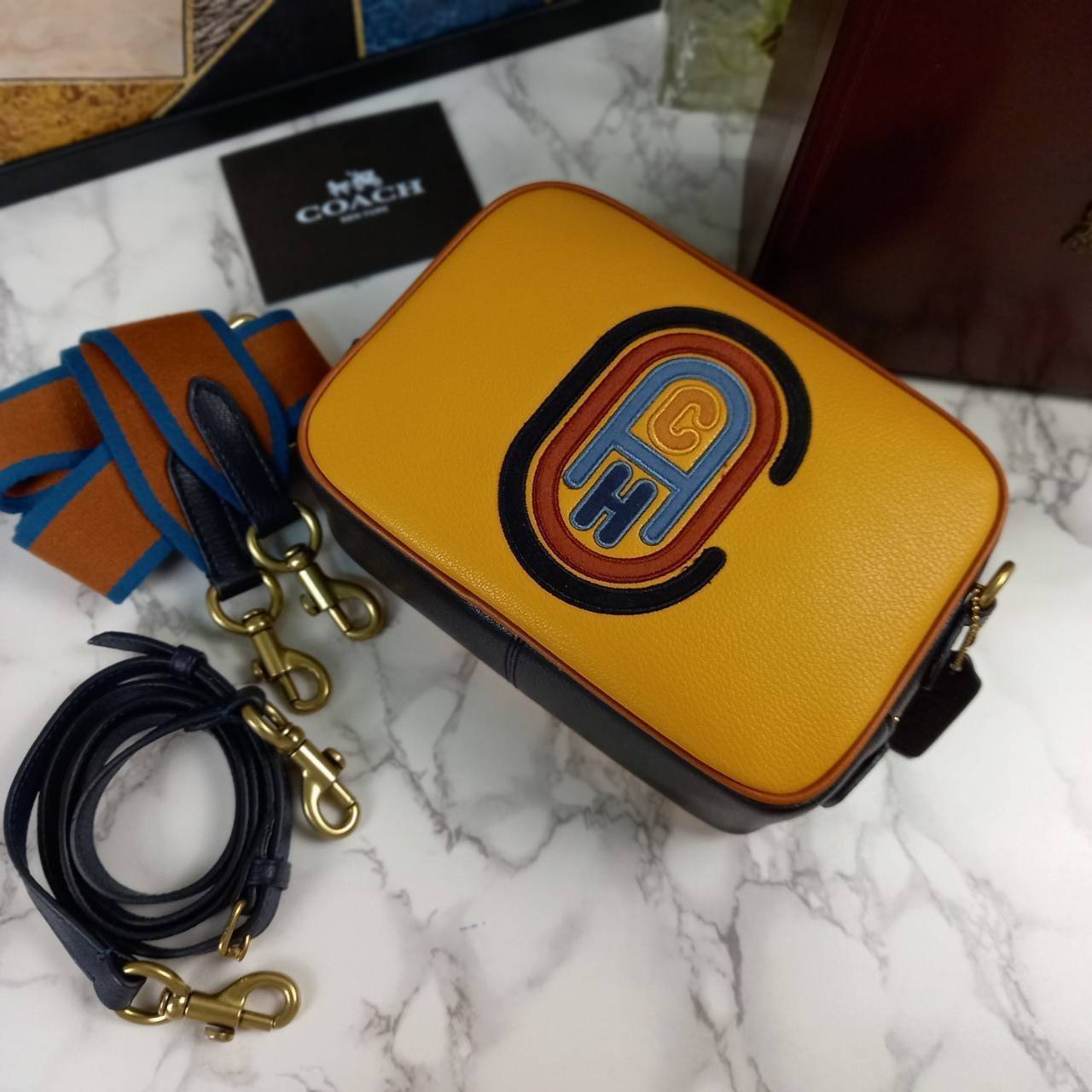 OUTLET 】COACH Camera Bag In Colorblock With Coach Patch (COACH F79278) 🍁หายากมากๆแล้วรุ่นนี้**จะถือ หรือสะพาย ได้ตามใจสั่ง //วัสดุหนังแท้เต็มใบ คุณภาพหนังดีมากๆ ปักโลโกตัวC ด้านหน้า ดูดีแบบไม่ซ้ำใคร //มาพร้อมสายสะพาย 2 สาย >>สายหนัง และสายสป