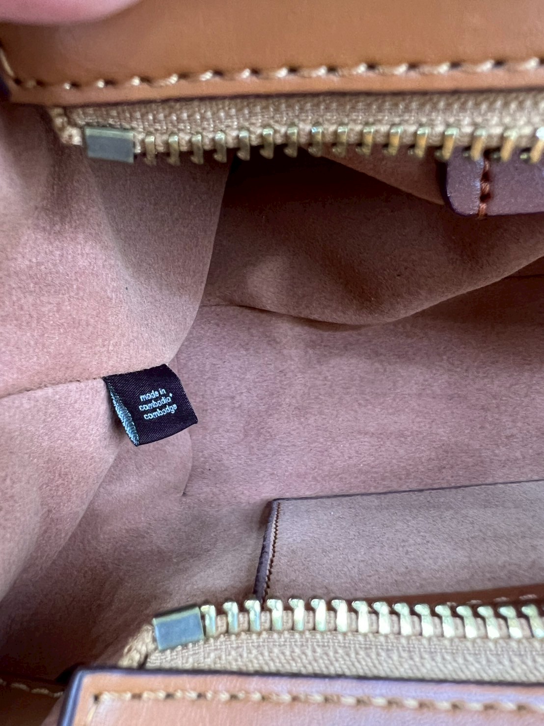 ORI หนังแท้ | Coach Soft Empire Carryall Bag 28 กระเป๋าสะพายทรงโฮโบ รุ่นใหม่ล่าสุด ดีไซน์เรียบง่าย สะพายไปคาเฟ่ ไปเที่ยวถ่ายรูปสวยๆ คือเหมาะสุดๆ หูสะพายยาว พอดีไหล่ ภายในแบ่งสัดส่วนไว้ดี ใบจริงหนังสวยมากๆ