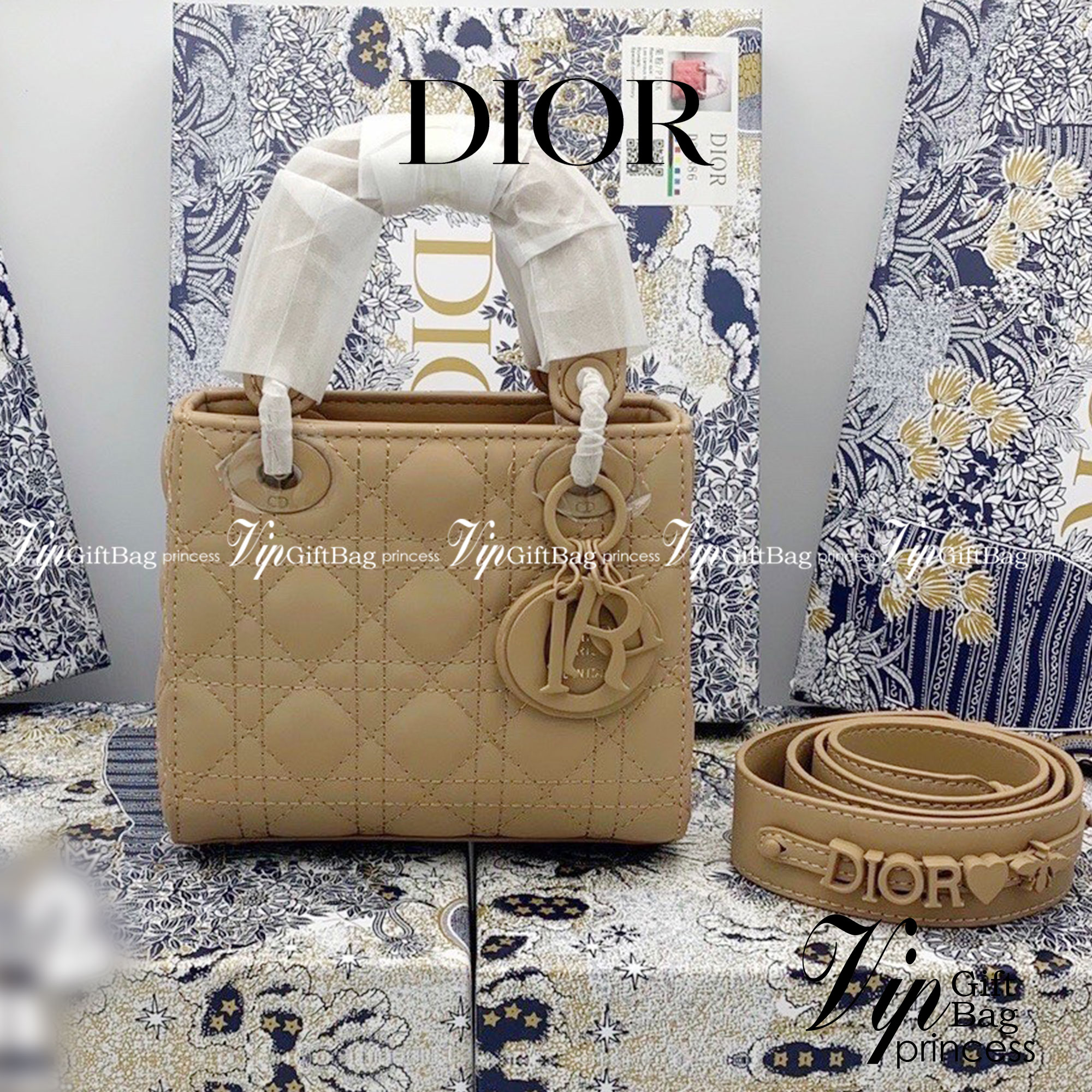 DIOR CD LADY BAG / Christian Dior Lady Dior Ultra-Matte Bag พร้อมส่ง 6 โทนสีพาสเทลหวานๆ น่ารักละมุน ตัวห้อยโลโก้โทนสีเดียวกับกระเป๋า น่ารักมากค่ะ ดีไซน์เรียบง่าย แต่แฝงไปด้วยความหรูหรา วัสดุหนังแท้ ทรงกล่องคลาสสิค มีหูจับในตัวและสายครอสบอดี้สุดเลิศ ที่มาพ