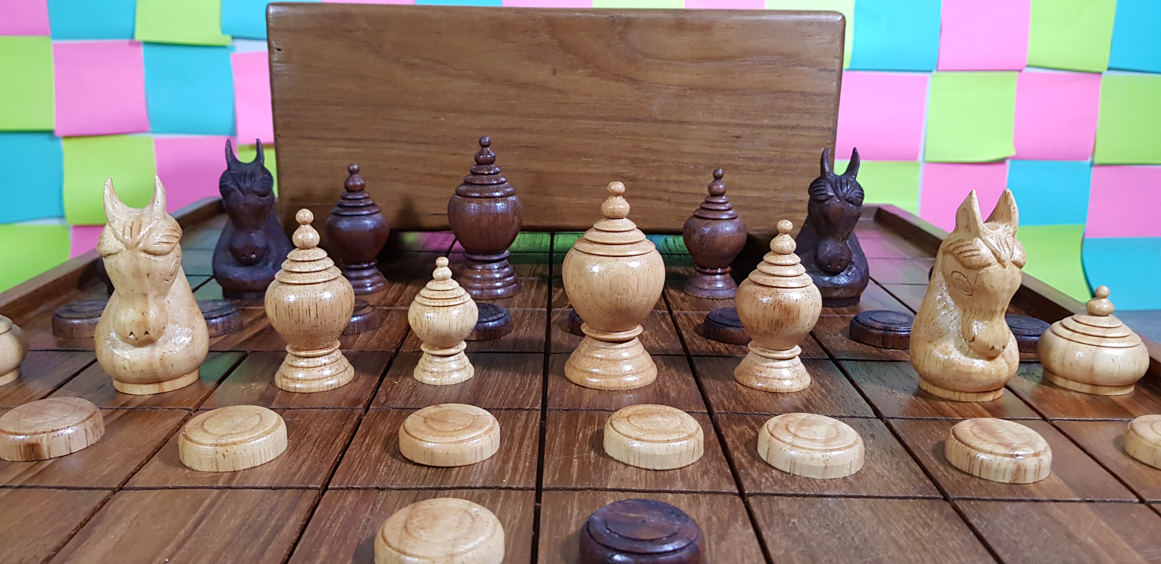 ชุดหมากรุกไทยคาณฑีวะพร้อมกระดานลิ้นชักไม้และกล่องไม้แบบมีช่อง