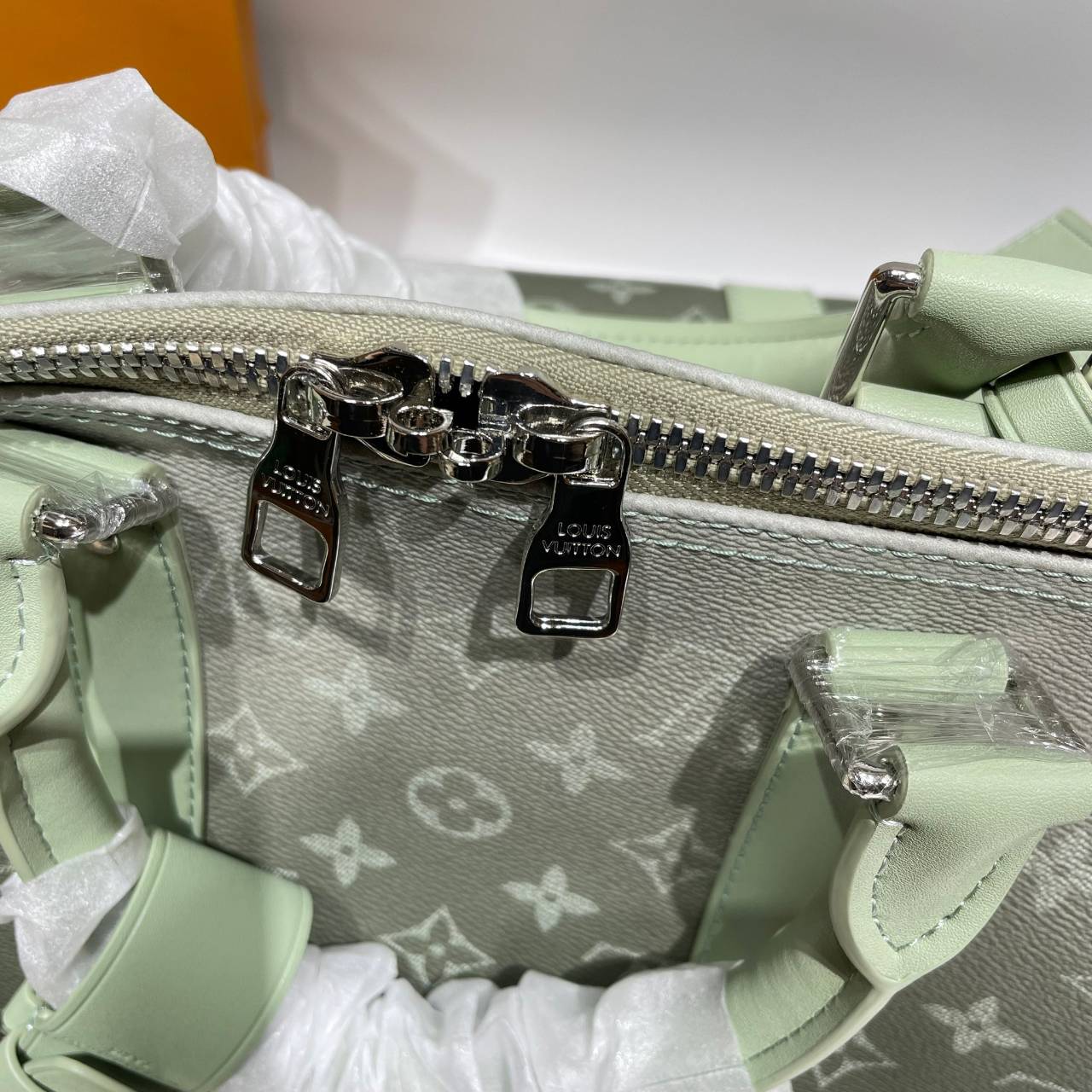 LV Keepall Bandoulière 45 Monogram Gradient Khaki green กระเป๋าเดินทางสุดคลาสสิค สีใหม่สีเขียวกากีไล่สี ได้อย่างลงตัวสวยงาม ไอเท็มที่จะทำให้การเดินทางไม่ธรรมดาอีกต่อไป
