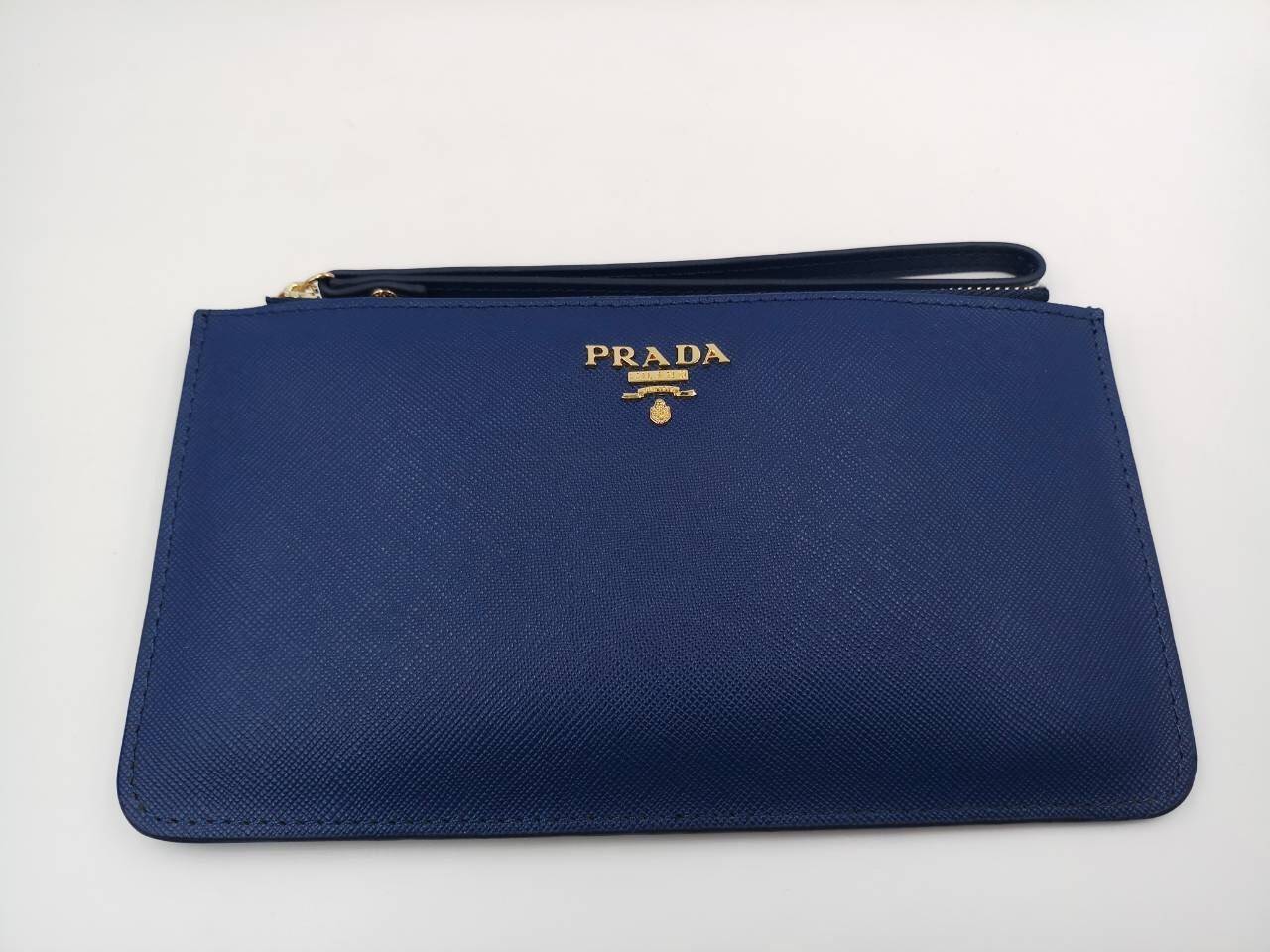 มาใหม่ค่ะ!! กระเป๋าคล้องมือสุดหรู งานพรีเมี่ยมกิ๊ฟ จากแบรนด์ PRADA ขนาดกำลังดี บนลายหนัง Saffiano โดดเด่นด้วยอะไหล่โลโก้สีทอง ปิดเปิดด้วยซิป ด้านในมีช่องใส่บัตรได้ถึง 3 ใบ ใส่ธนบัตรหรือเหรียญได้จุใจเลย รุ่นนี้ใส่ iPhone7+ได้ด้วยนะคะ แถมมีสายคล้องมือและกล่