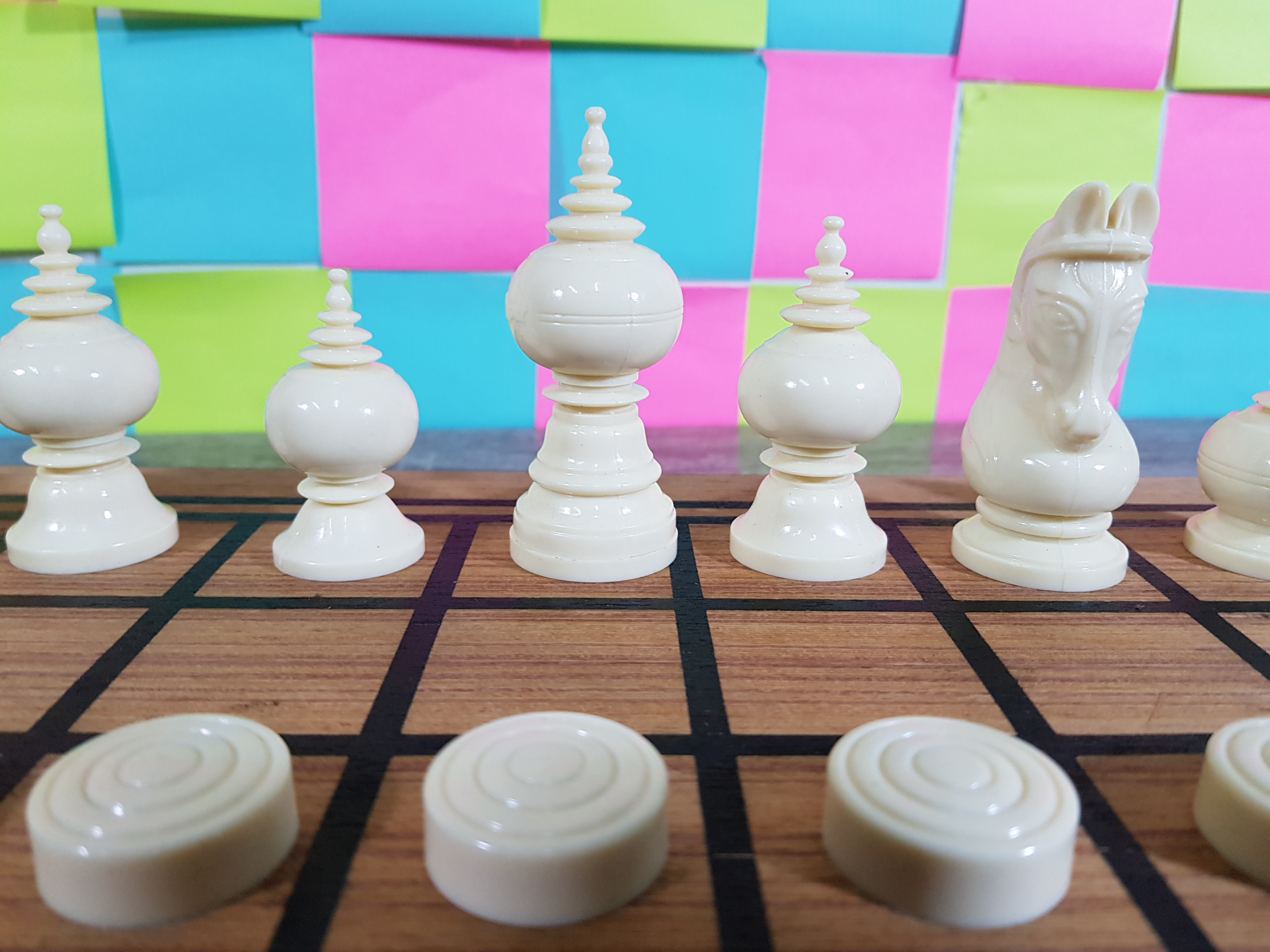 ตัวหมากรุกไทยพลาสติกเกรดพรีเมี่ยมพร้อมกระดานช่อง4x4cm.