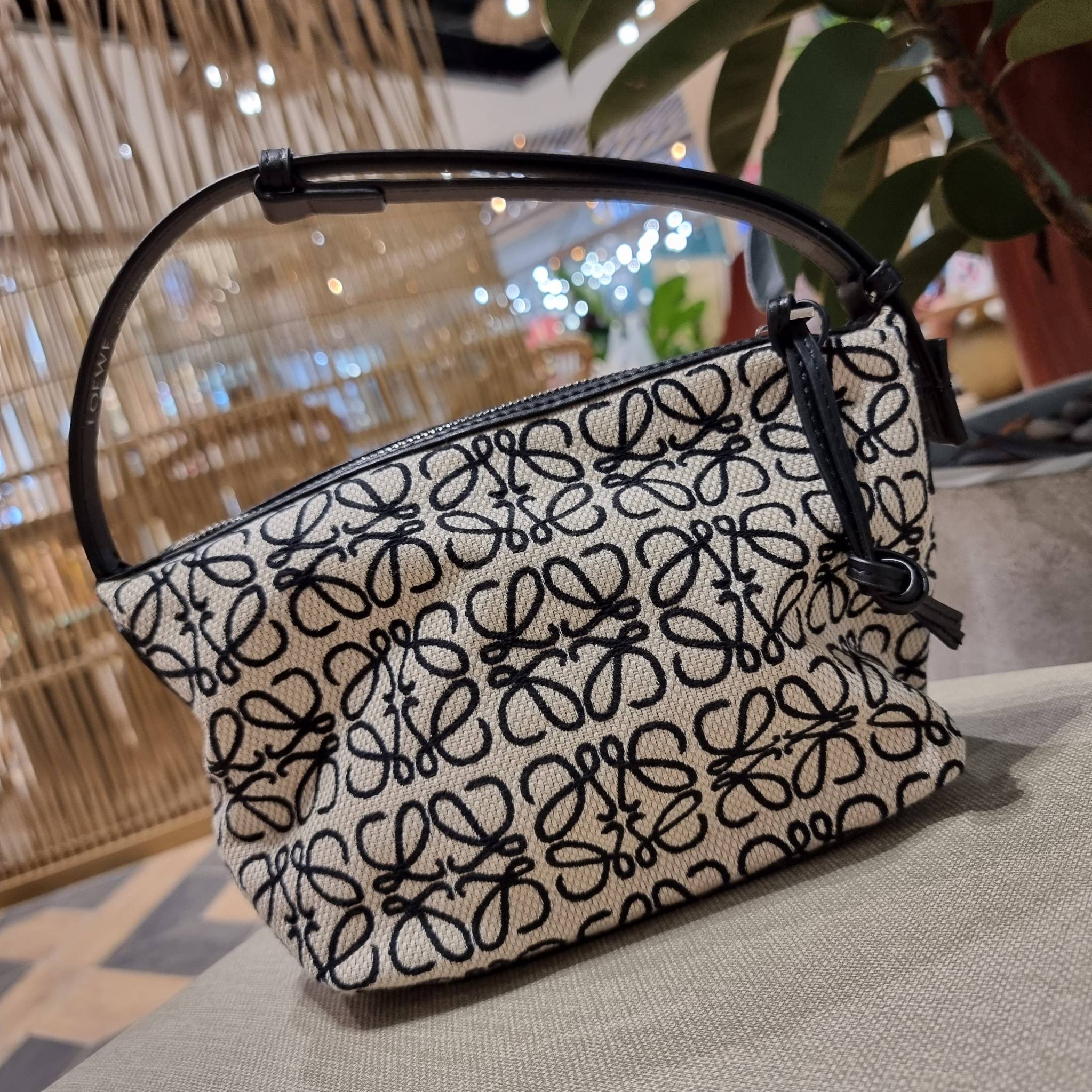 LOEWE SMALL CUBI BAG คอลเลคชั่นยอดฮิต กับสีใหม่ล่าสุด กระเป๋าทรงพอช ใบกำลังสวย ดีไซน์ดีเทลน่ารัก ด้วยลวดลายปักบนผืนผ้าคอตตอน มาพร้อมสายสะพายในตัว ที่ปรับความยาวได้อีกเล็กน้อย คล้องไหล่ คล้องแขนได้แบบสบายๆ เปิด-ปิดด้วยซิป ภายในเป็นช่องโล่ง มีช่องแบ่งอีกช่อ