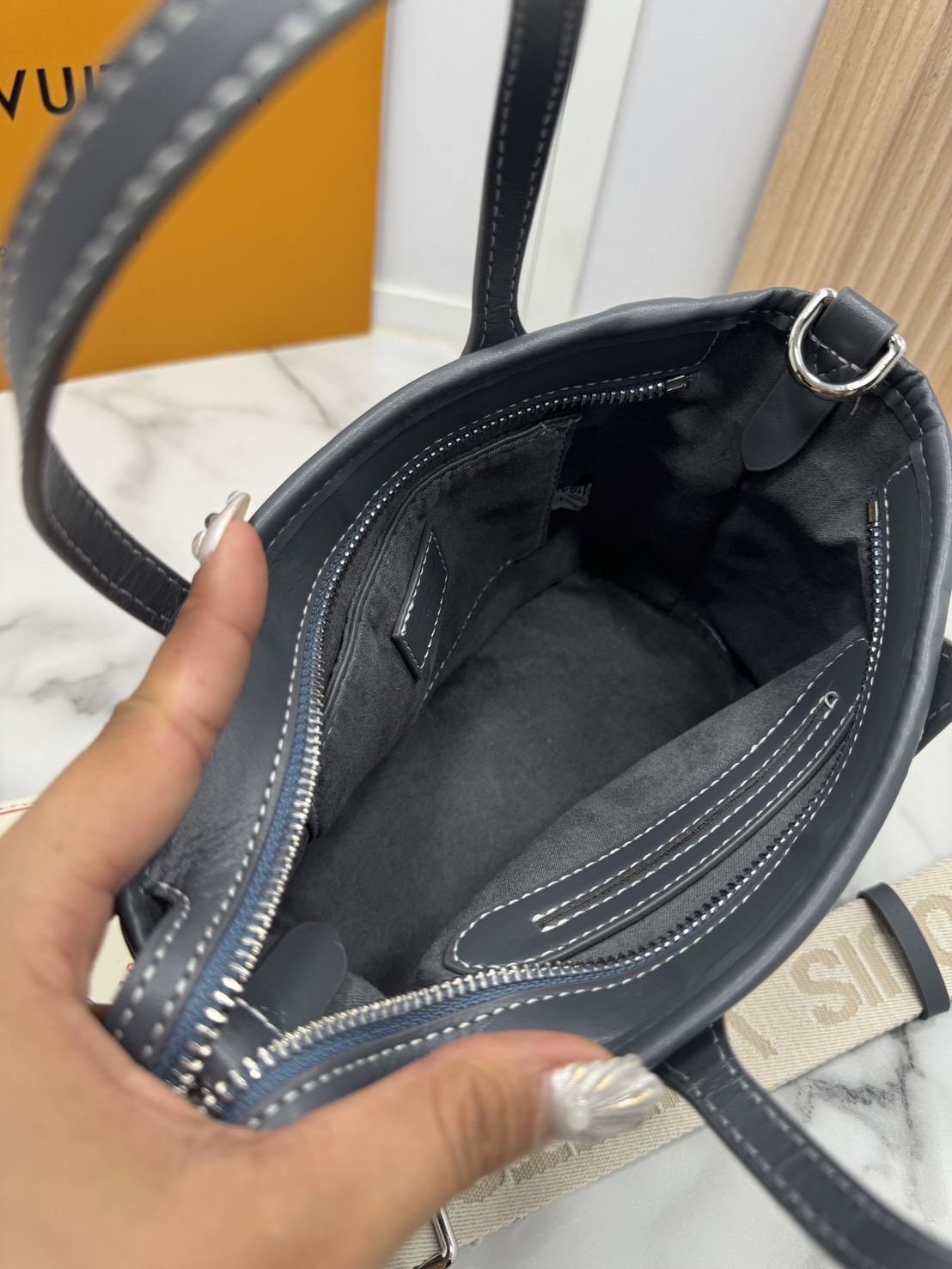 LV Neverfull BB Monogram Denim - Handbags กระเป๋าทรงโท้ทมินิเดนิมสไตล์วินเทจ ปั้มนูนโลโก้ลายโมโนแกรม เดนิมสีซีดสวยคลาสสิกสุดไอคอนิก ที่ใครเห็นต้องเป็นคลั่งรัก