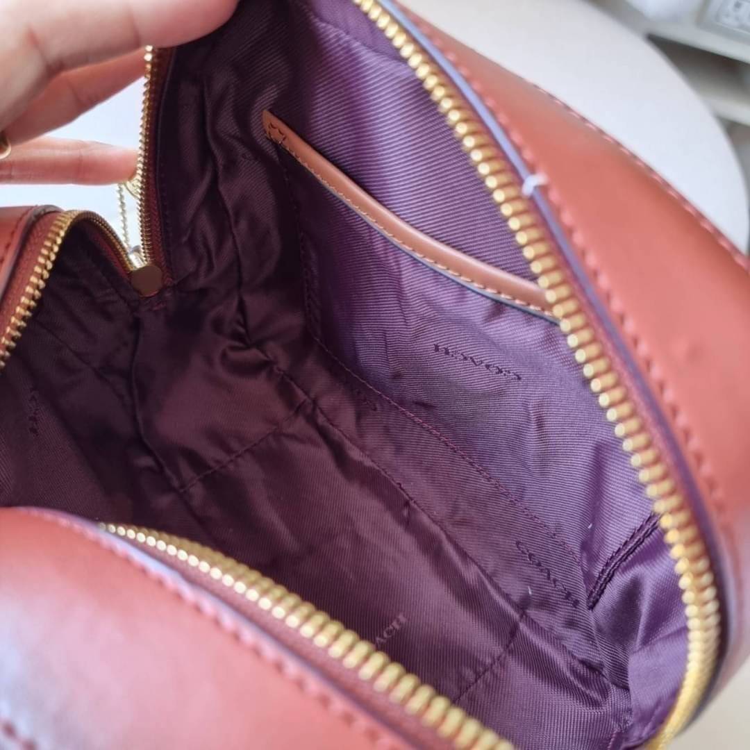 COACH 31208 CAMERA BAG IN SIGNATURE CANVAS รุ่นหายาก กระเป๋า crossbody ทรงกล่องสวยหรู ดีไซน์ลงตัว สีแทนรัสท์โดดเด่น วัสดุหนังแคนวาสเคลือบลาย ตัดด้วยอะไหล่ทองเหลือง สวยเข้ากันสุดๆ!! เปิด-ปิดกระเป๋าด้วยซิปพวงหนัง ภายในโล่งกว้าง ใส่ของสำคัญได้ครบ ใบนี้ใบเดีย