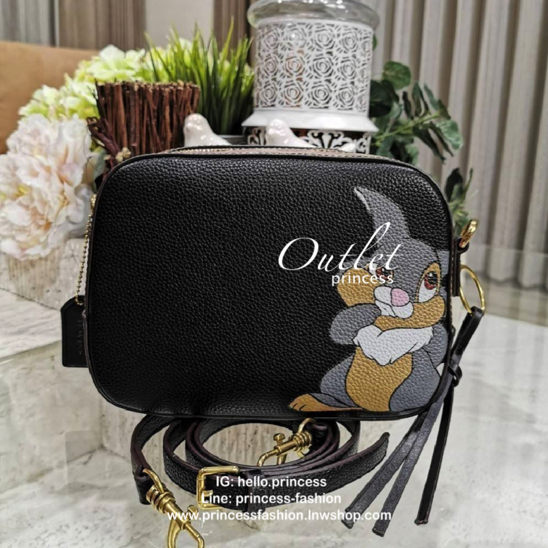 DISNEY X COACH Crossbody Bag 2019 New collection & Limited collection กระเป๋าสะพายขนาดกำลังน่ารัก วางอยู่ทรง วัสดุหนัง ลายตัวการ์ตูน Disney 3 charactors เปิดปิดด้วยซิป ภายในโล่ง ใส่ wallet ยาว มือถือได้ทุกรุ่นมีช่องเล็ก และช่องซิป พร้อมสายสะพายยาว ถอด ปรั