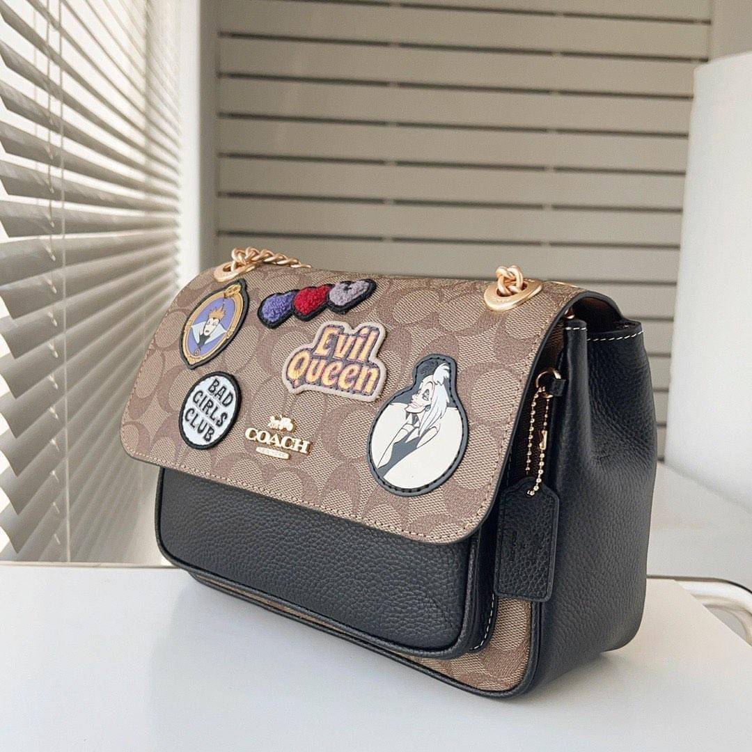 Coach Disney X Coach Klare Crossbody 25 In Signature Canvas With Patches((CC152)) พร้อมส่งก่อนใคร! เริ่ดๆ ชิคๆ กันก่อนค่ะ กับกระเป๋าสะพายแบบครอสบอดี้ร์หรือทบสายคู่ใช้งานแบบหิ้วหรือคล้องไหล่ได้ ✔️หนังแท้อย่างดีสวยมากๆค่ะ