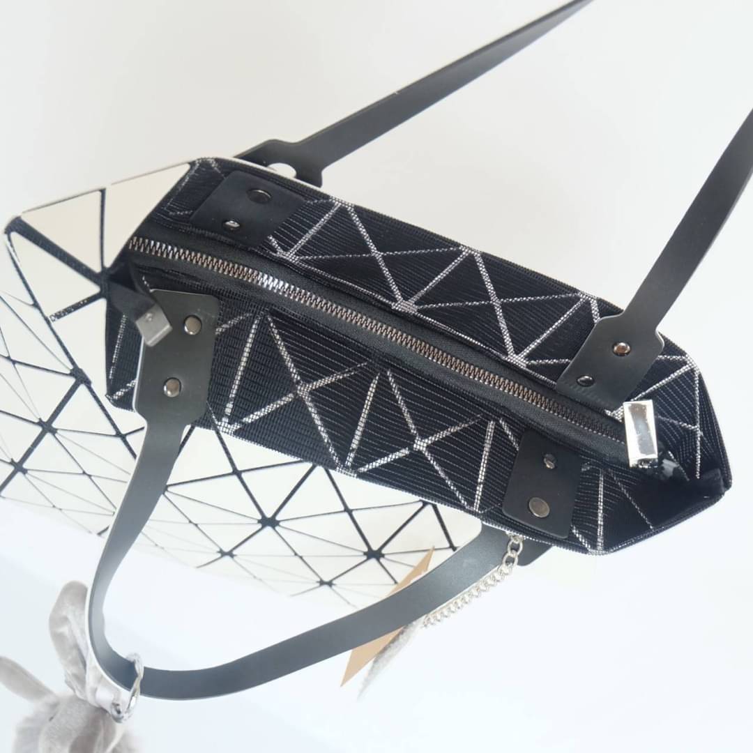 ทรงสุดฮิตจากแบรนด์ David Jones รุ่น Candy color ใบนี้ มาพร้อมกับน้องกระต่าย สีเข้า set กับกระเป๋าคะ กระเป๋า ทรง Tote