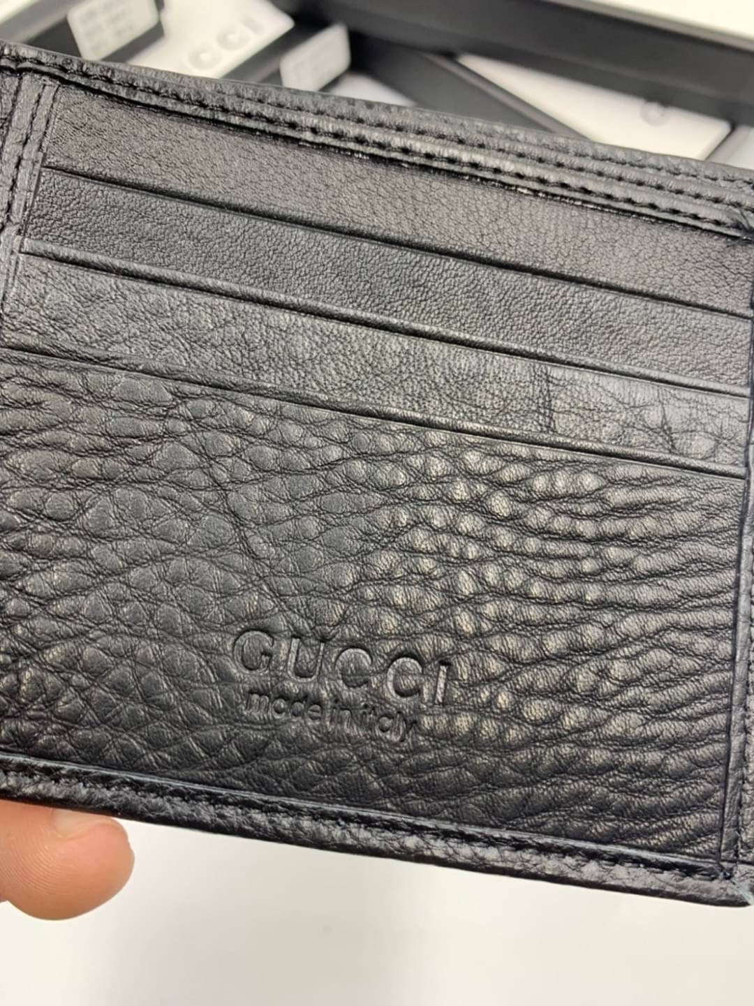 หนังแท้ GUCCI Men Short Wallet รุ่นใหม่ล่าสุด!! หนังสวยเริด ดีงามมากค่าาา กระเป๋าสตางค์ใบสั้น ดีไซน์ใหม่ สวยดูหรู ถือใช้กำลังเหมาะมือ ใส่บัตรได้เยอะ ใส่ธนบัตรได้ทุกชนิด มาครบ set พร้อมส่ง!! เป็นไอเท็มที่หนุ่มๆต้องมีจริงๆจ้า 😎😎