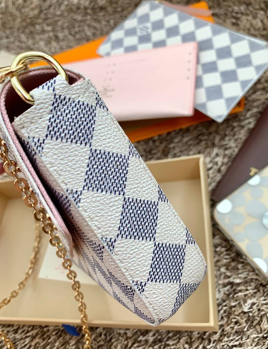 VIP 🥂 อัพลุคให้ตัวเองดูดีกับกระเป๋าทรงคลัท//สะพายครอสบอดี้ร์แถมเป็นรุ่นที่ใช้ได้ตลอดทั้งวันด้วยนะคะ Louis Vuitton Monogram Casual Style Calfskin / LV Monogram Casual กระเป๋าทรงคลัทแบบฝาปิด หนังแท้ ลายสวยมากๆค่ะ