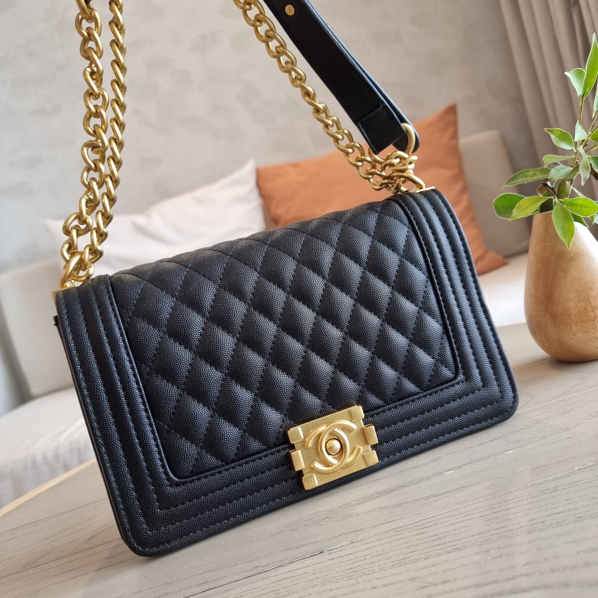 Chanel Boy 10" พร้อมส่งที่ไทย รุ่นสุดฮอต อะไหล่สีทองสุดหรู วัสดุหนังลายคาร์เวีย ทรงคลาสสิคที่สาวๆห้ามพลาด!! ในราคาสุดคุ้ม เปิด-ปิดกระเป๋าด้วยตัวล็อค ภายในโล่งกว้าง ไซส์ใหญ่ใส่ของได้เยอะ มีช่องแยกในกระเป๋า มาพร้อมสายสะพายโซ่สลับหนังรองบ่า (ถอดได้-ปรับ