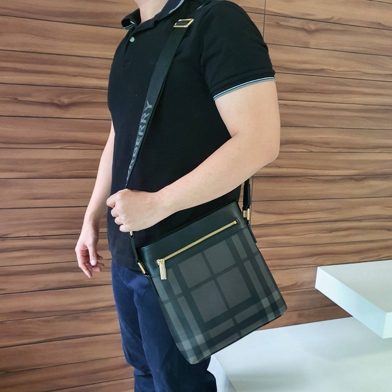 พร้อมเป็นของขวัญ มอบให้คุณผู้ชายแล้วค่ะ สำหรับ BURBERRY CROSSBODY VINTAGE BAG VIP GIFT WITH PURCHASE (GWP) พรีเมี่ยมกิ๊ฟ Limited Edition จากBURBERRY วัสดุหนังโทนสีสุภาพ คลาสสิก ตกแต่งด้วยซิปสะดวกใช้ด้านหน้า ช่องหลักเปิดปิดด้วยซิปยาวด้านบน พร้อมช่องซิปอีกห