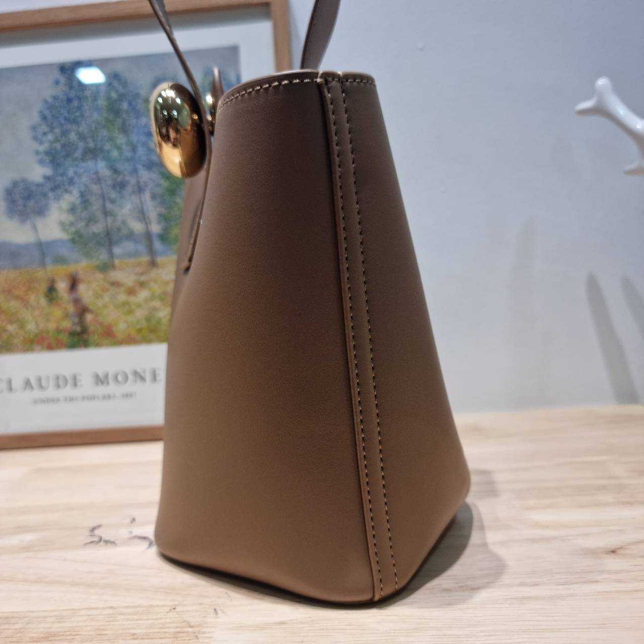 LOEWE MINI PEPBLE BUCKET IN MELLOW กระเป๋าทรงบัคเก็ต รูปทรงสวยใช้งานง่าย กิมมิคหรูหราสุดๆ เกรดออริ
