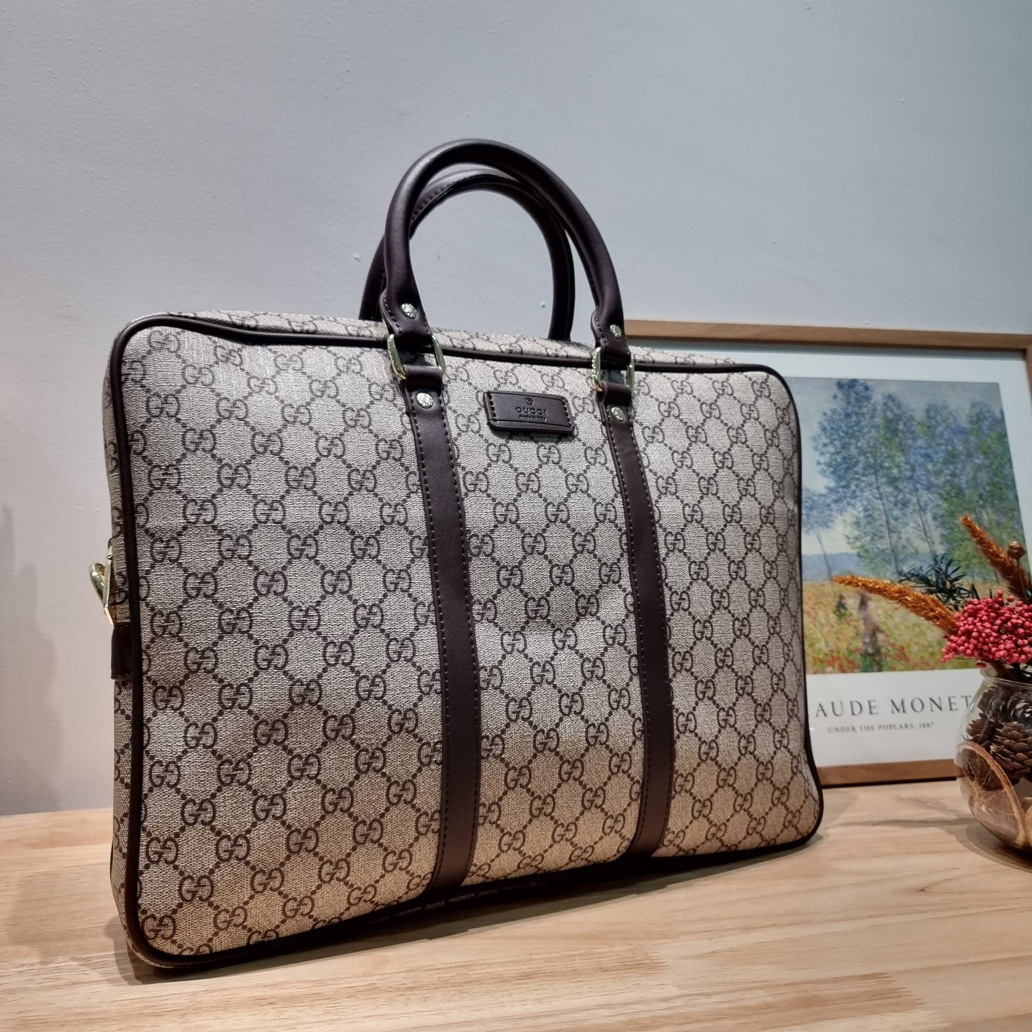 GUCCI BRIEFCASE / GG Supreme work bag / GG laptop bag / GG CLASSIC BRIEFCASE MESSENGER ไอเท็มสุดปัง!! ที่เหมาะสำหรับคนทำงานออฟฟิศมากๆ กระเป๋าถือรุ่นคลาสสิค ใส่เอกสาร โน๊ตบุ้ค อุปกรณ์การทำงานต่างๆได้สบายมาก