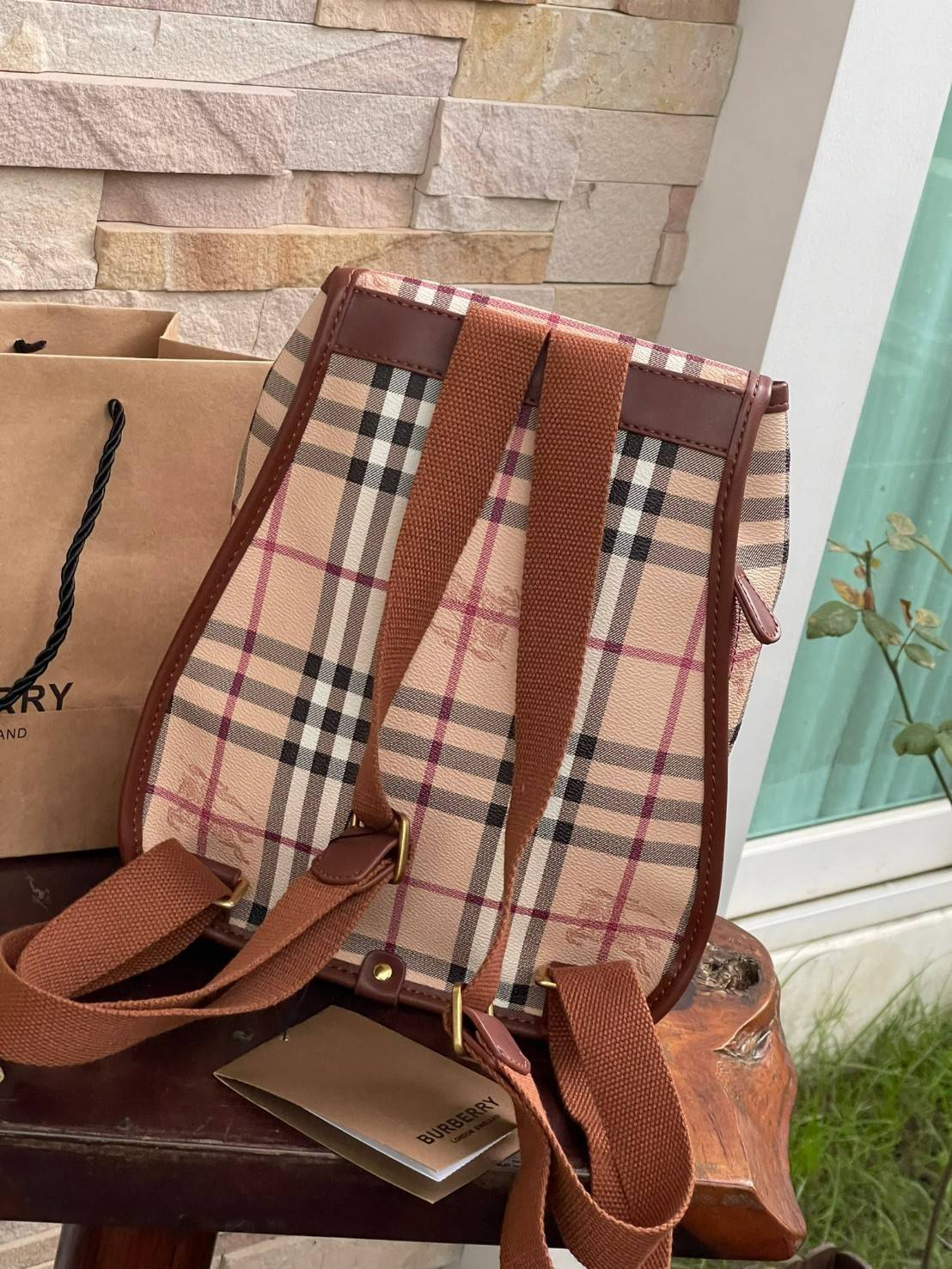 Burberry Small Beige Coated Canvas Backpack ไม่ว่าจะวันธรรมดาหรือวันไปเที่ยว เพียงแค่สะพายกระเป๋าเป้ใบนี้ติดตัวไปด้วย ก็เพิ่มความมีสไตล์ให้กับตัวเองได้แล้ว ด้วยรูปทรงและลายตารางอันเป็นสัญลักษณ์ของแบรนด์ สวยและแลดูคลาสสิค ด้วยความที่เป็นแบบสะพายกับไหล่ทั้ง