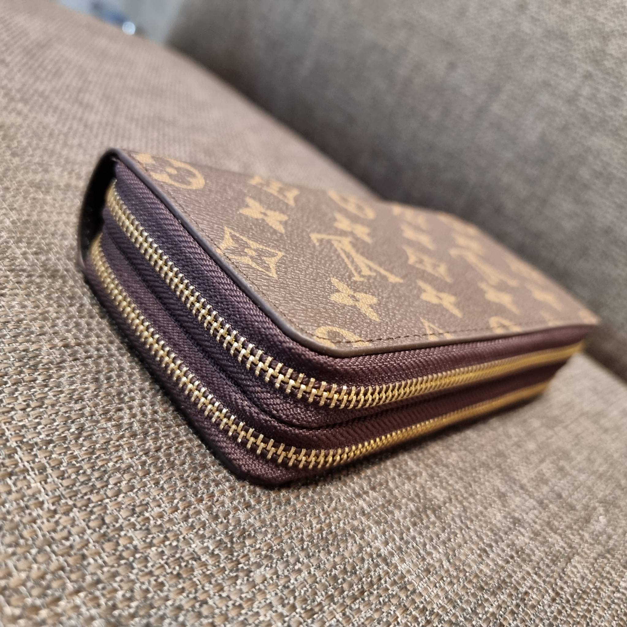 2ซิปก็ต้องมาแล้วแหละ!! IN STOCK แล้ว!! ด่วน!! เตือนแล้วน้า!!! LV long wallet ไอเท็มสุดฮิต ติดทุกกระแส แรงไม่เคยตก รุ่น unisex ที่จะหนุ่มๆสาวๆ ก็เลิฟได้หมด!! ใบยาวขนาดกำลังเหมาะมือ รอบนี้คือดี คุ้ม เพราะมาสองซิป ใส่กันแบบเน้นๆ เงินตุงกระเป๋ารับทรัพย์!! ถือ