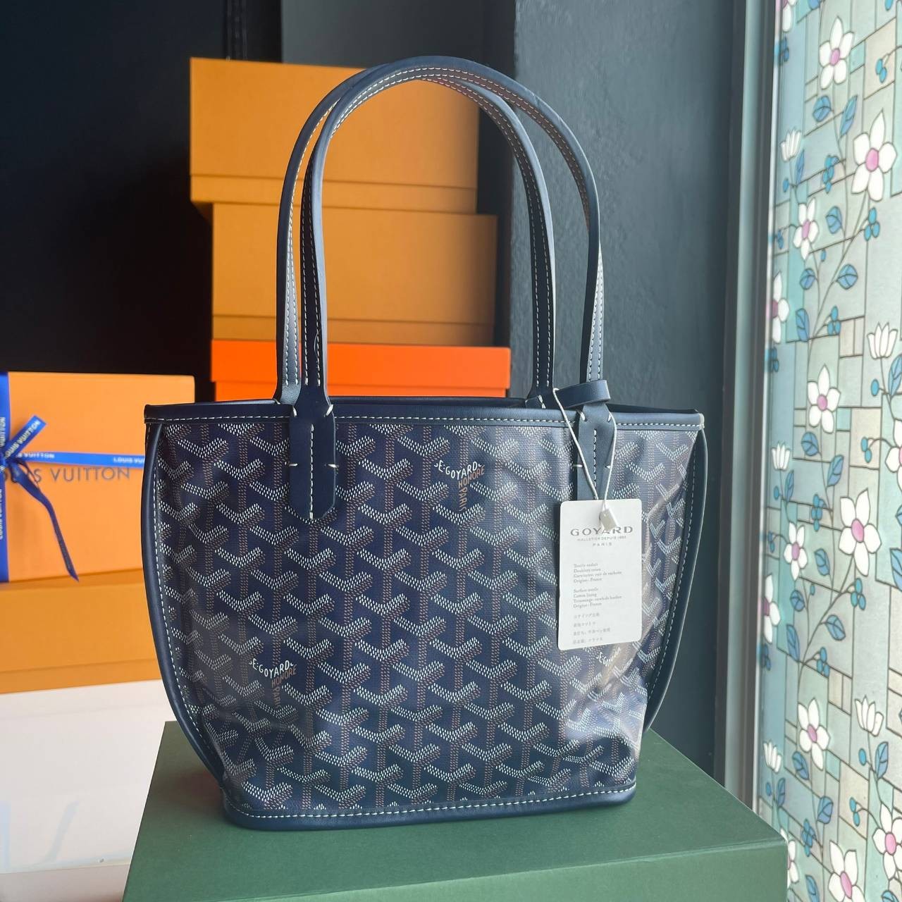 ori GOYARD saint louis mini tote reversible bag / GOYARD ANJOU TOTE MINI กระเป๋าทรงโท้ตมินิ ใช้ได้สองด้านเป็นหนังแท้เกรดดีทั้งใบ ทำให้การใช้งานได้ทนทานกว่า พิมพ์ลายคมชัด ขนาดกำลังน่ารัก ภายในโล่งกว้าง ใส่ของได้เยอะพอสมควรเลยค่ะ ดีไซน์ทรงสวยน่าใช้ แค่ถ