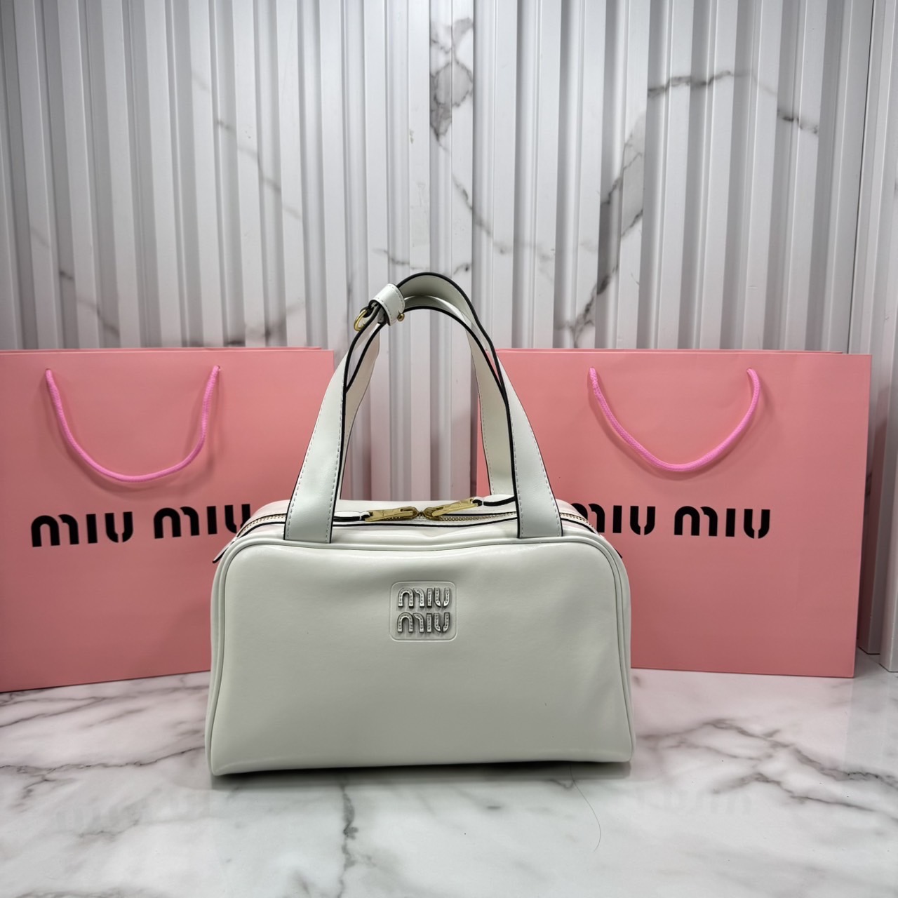 ORI หนังแท้ | Miu Miu Leather top-handle bag กระเป๋าสะพายทรง keepall เรียบแต่ฟาด หรูหราทุกองศา ใครเห็นก็ต้องเหลียว