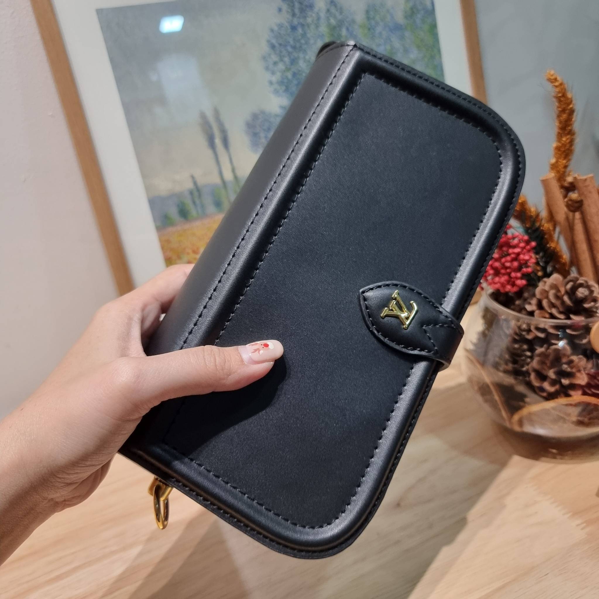 LV officier crossbody bag / LV Officier Pouch With Strap กระเป๋าสะพายเรียบหรู ดีไซน์เรียบง่าย ใช้งานสะดวก พร้อมใบลูกน่ารัก และสายสะพายเส้นใหญ่ ทนทาน แน่นหนา วัสดุหนังเรียบสวย