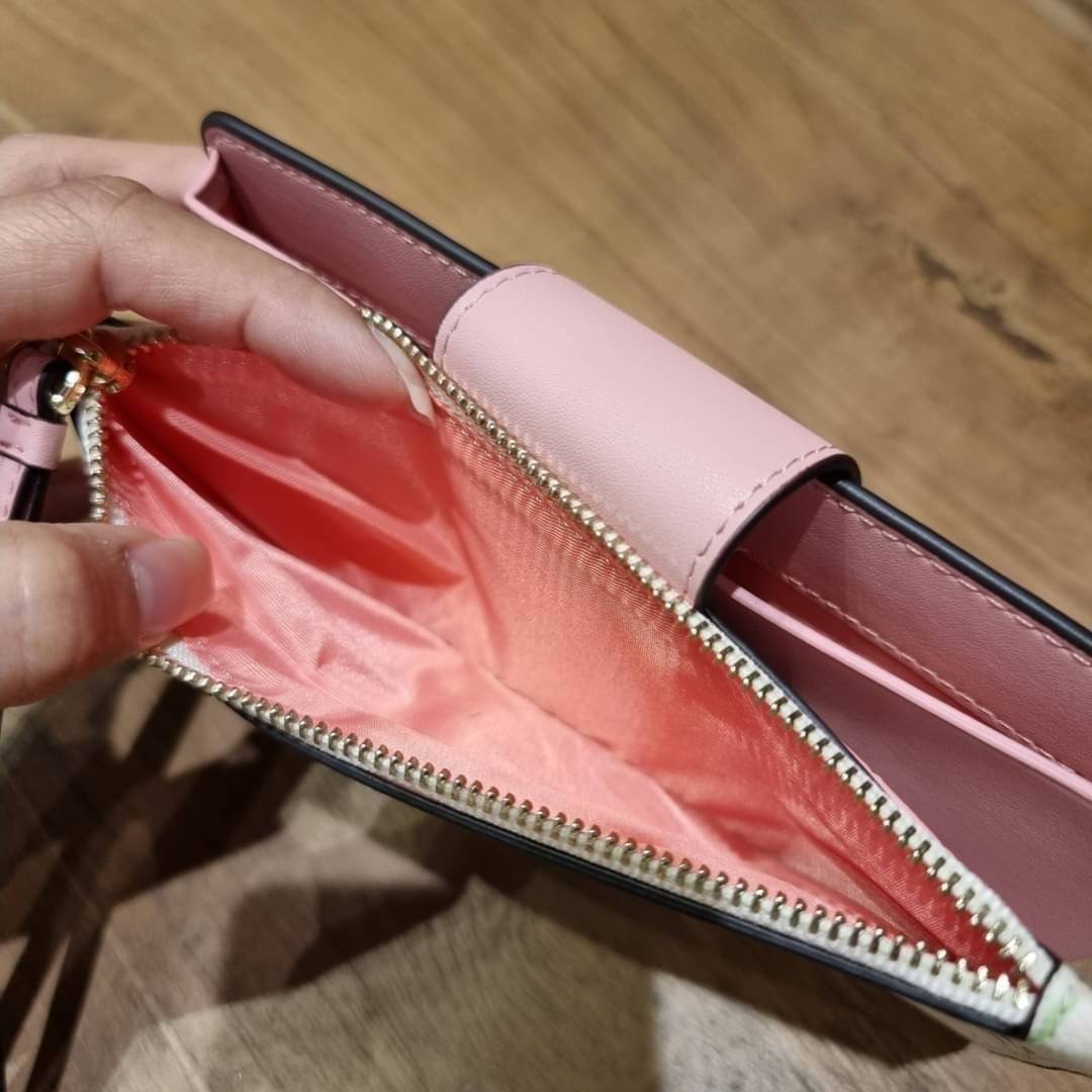 COACH C3371 TECH PHONE WALLET WITH SPACED WILDFLOWER ดีไซน์ใหม่ คอลเลคชั่นสวยหรู กระเป๋าสตางค์พร้อมสายคล้องมือ ง่ายต่อชีวิตมากจ้า!! มันดีอะไรเบอร์นี้ ใส่ได้ทั้งบัตร และโทรศัพท์ก็ใส่ได้ทุกรุ่น แถมยังมีช่องซิปแยกไปอีก ช่องเยอะไม่ต้องห่วงจริงๆ วัสดุหนังแคนวา