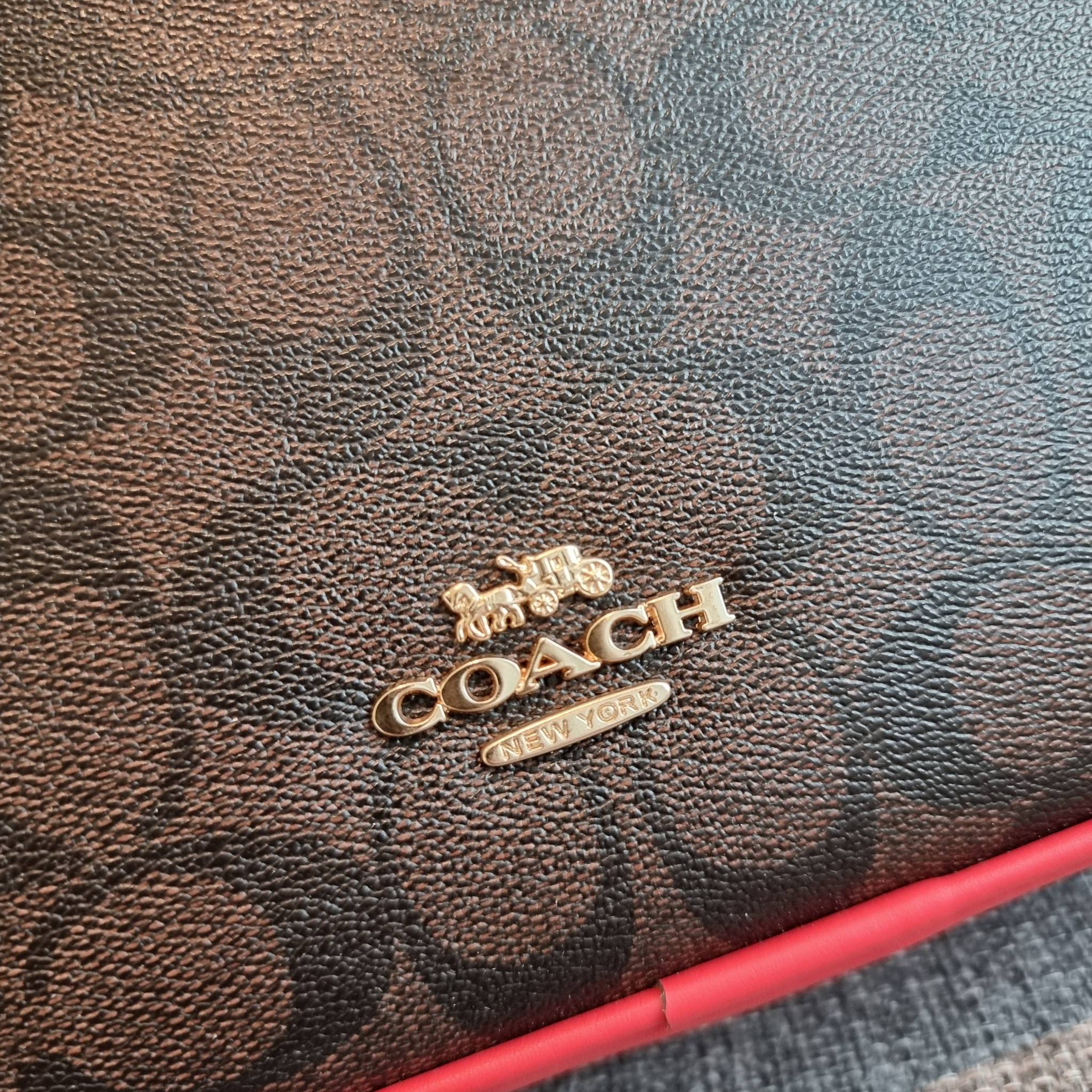 OUTLET 】COACH F68168 JES CROSSBODY IN SIGNATURE CANVAS รุ่นยอดฮิต!! กระเป๋าสะพายข้าง รุ่น 2 ซิป ใบใหญ่จุใจ สีคลาสสิคขายดี!! วัสดุหนังแคนวาสเคลือบลาย เปิด-ปิดด้วยซิป 2 ช่องหลัก ใช้งานง่าย ทรงสวยมากๆรุ่นนี้ มาพร้อมสายสะพาย crossbody ปรับได้ตามตัว ภายในใส่ขอ